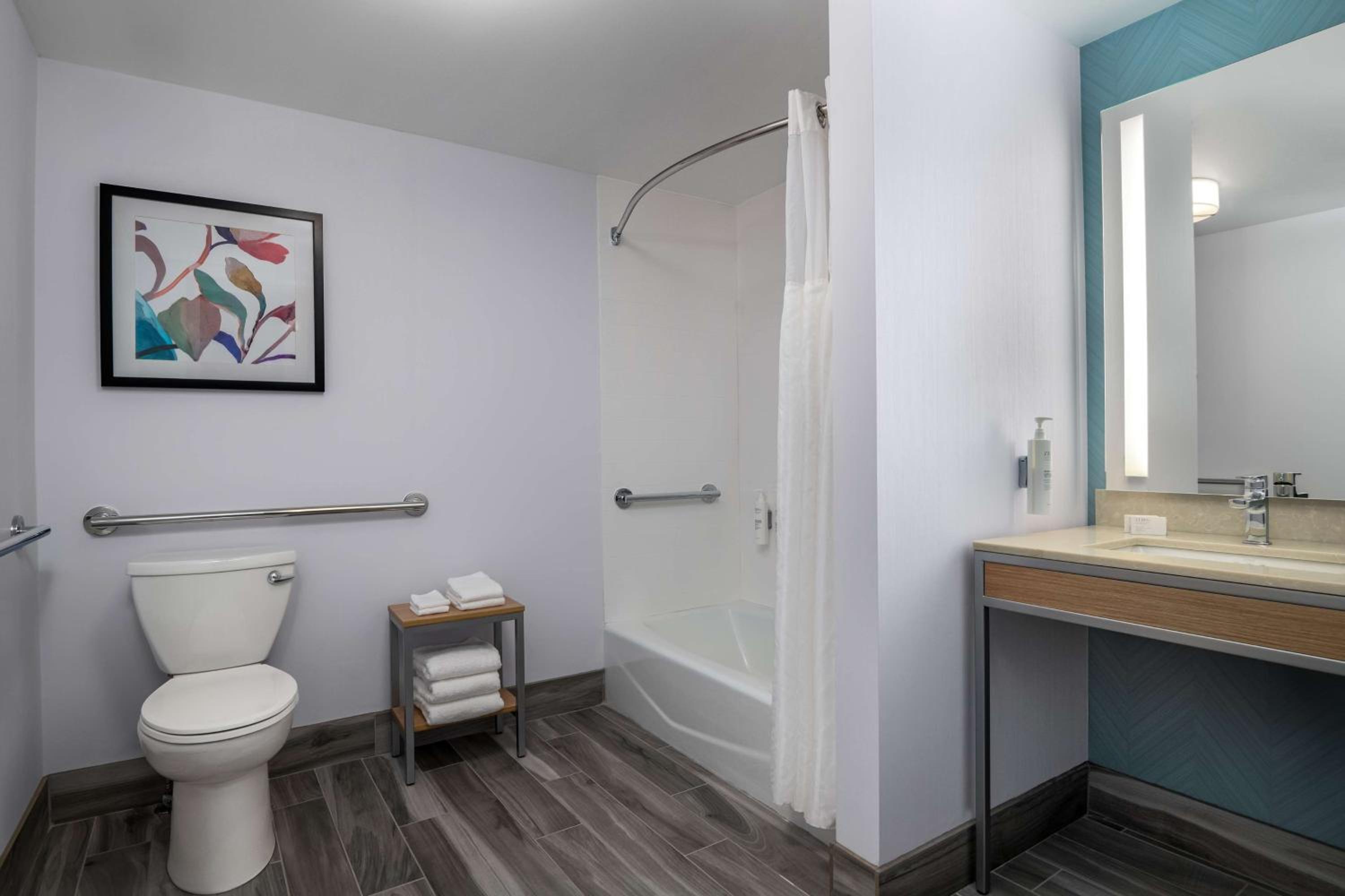 King Room with Bath Tub - Mobility Access - Photo 7