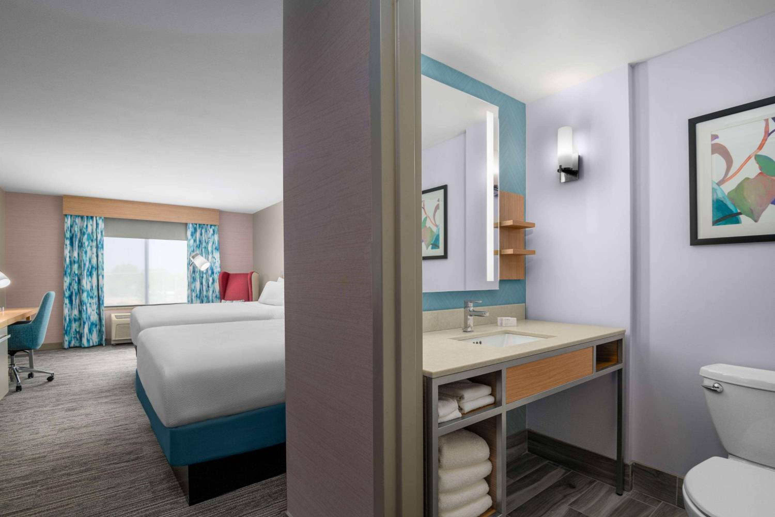 Queen Room with Two Queen Beds and Shower - Photo 2