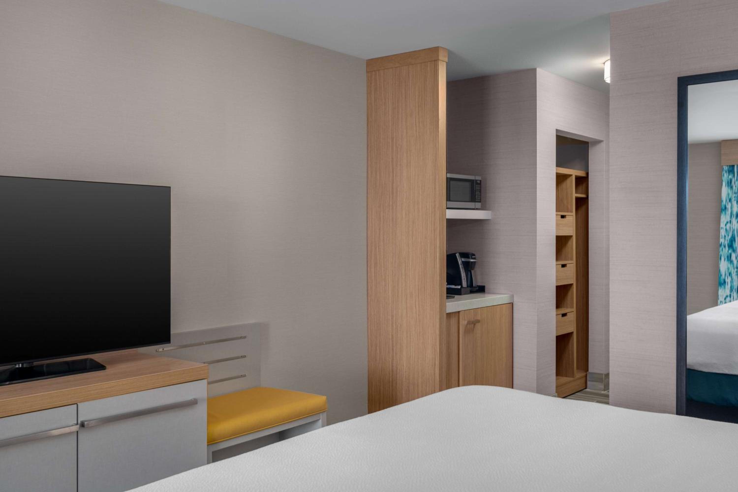 Junior King Suite with Seating Area - Photo 3