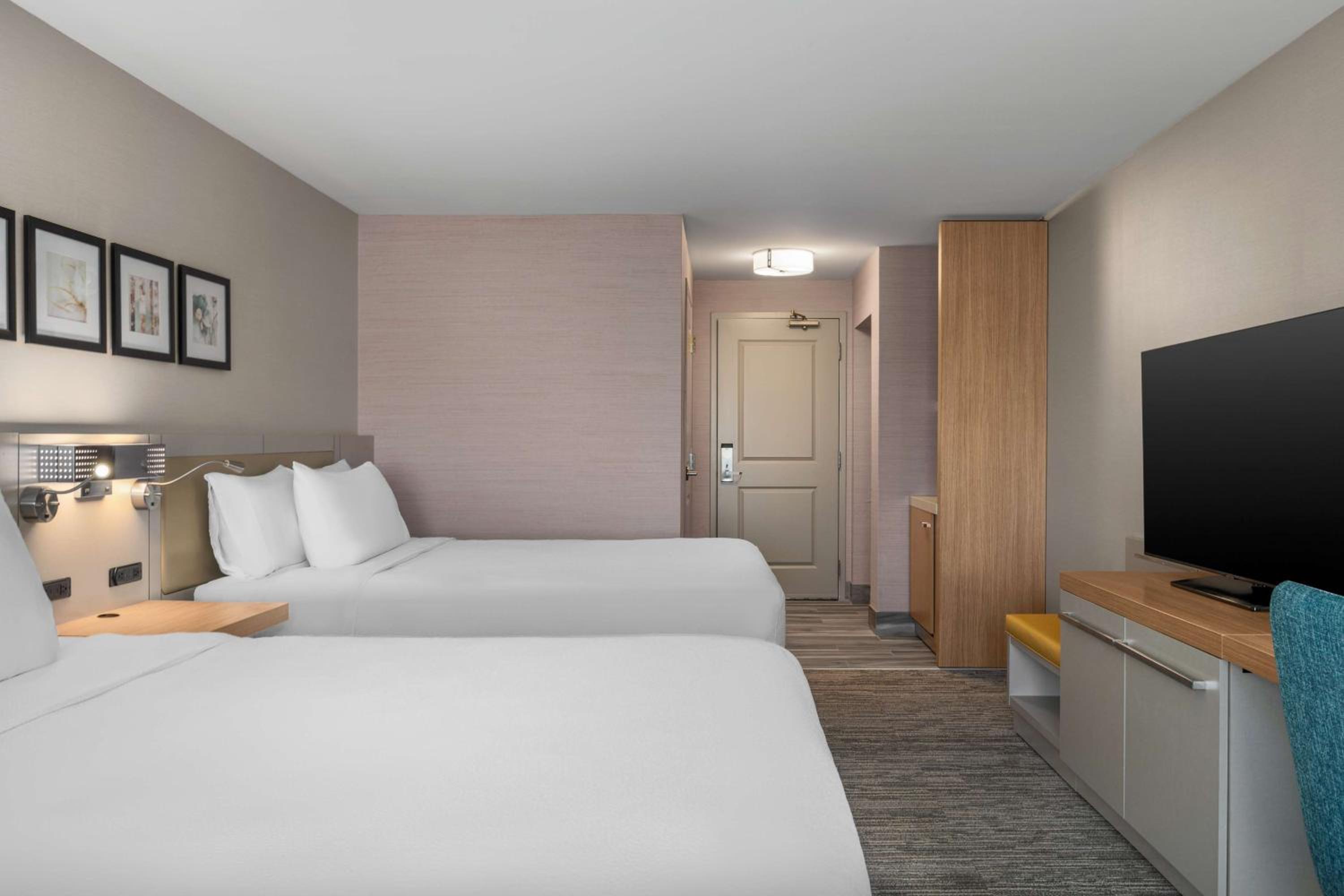 Queen Room with Two Queen Beds and Shower - Photo 4