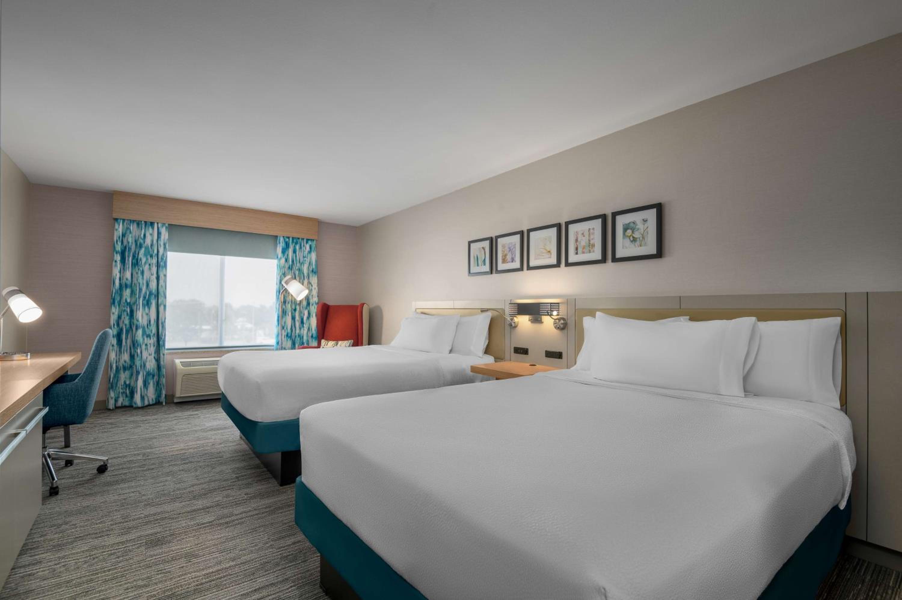 Queen Room with Two Queen Beds and Shower - Photo 8