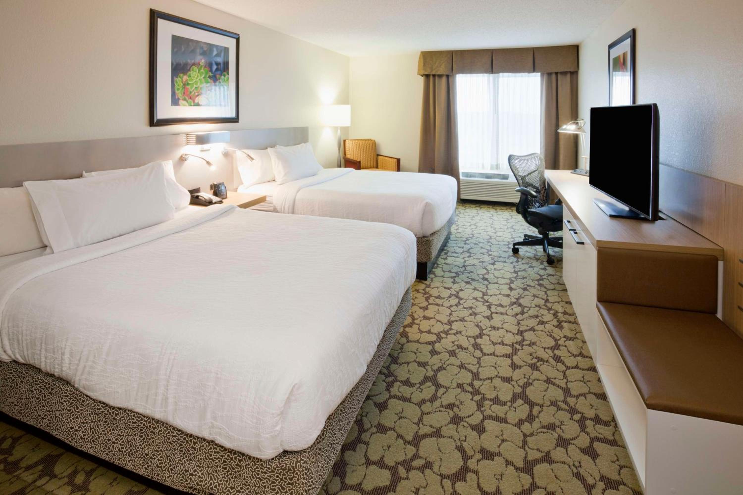 Queen Room with Two Queen Beds - Photo 5