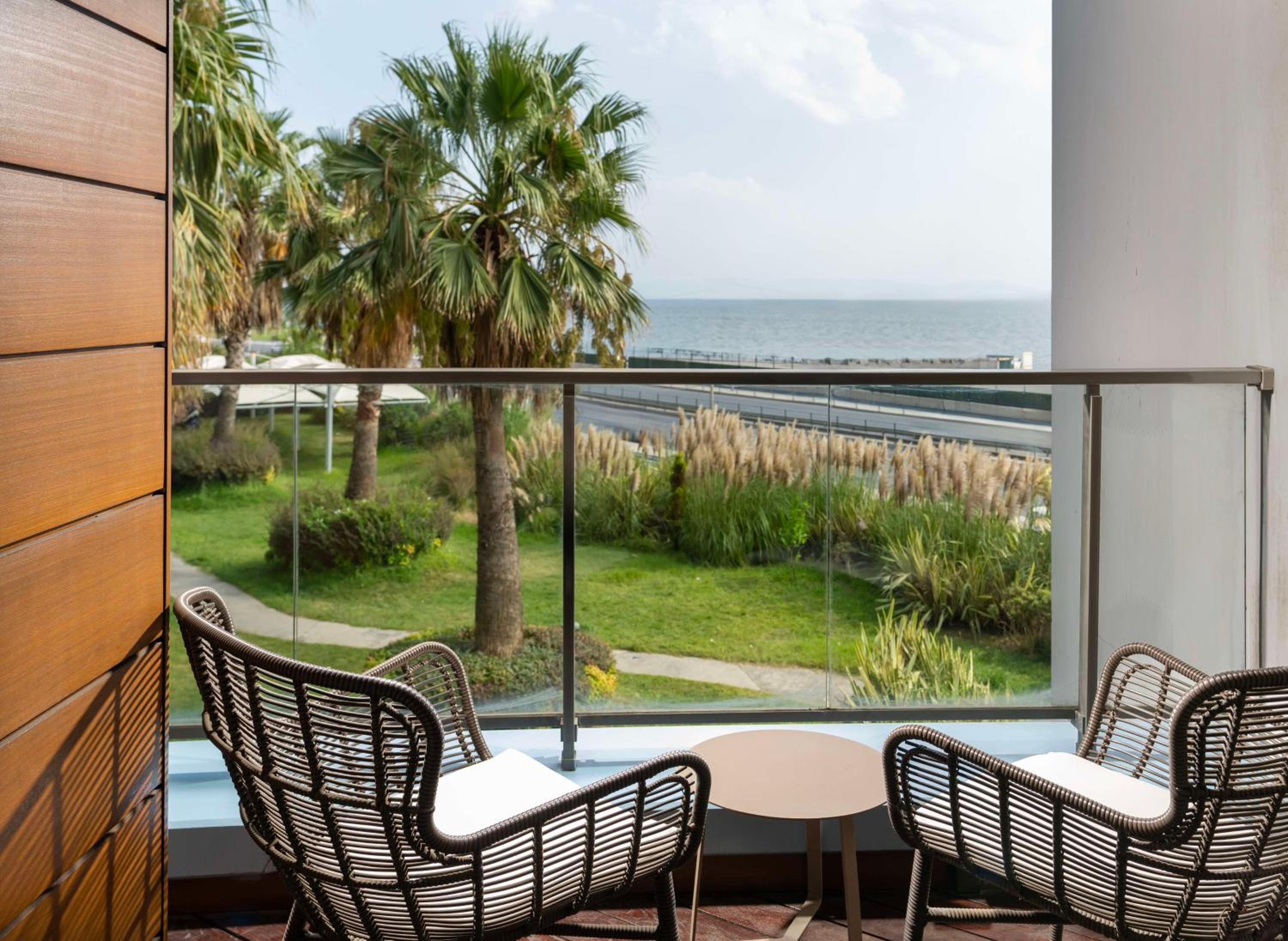 Junior Suite with Balcony and Garden View - Photo 8