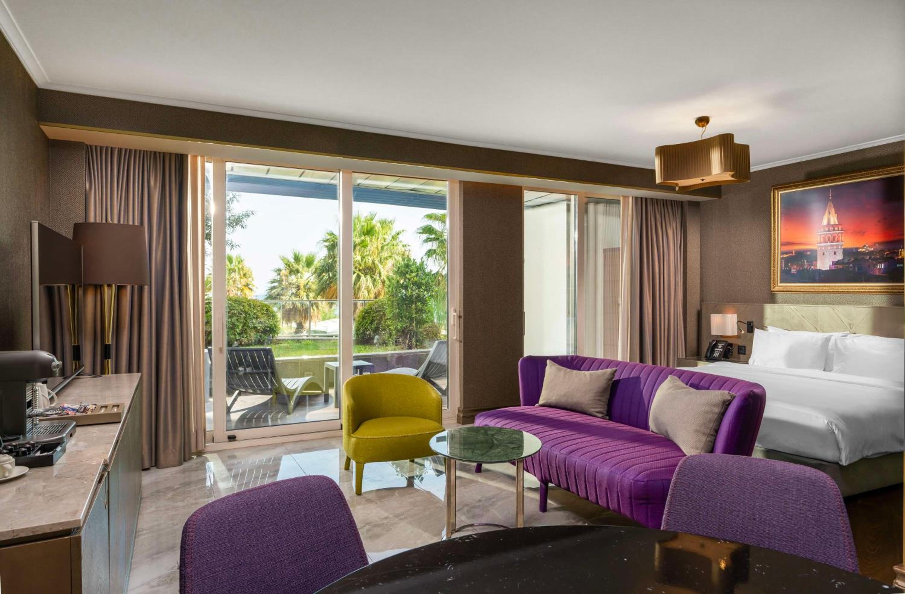 Suite with Balcony and Garden View