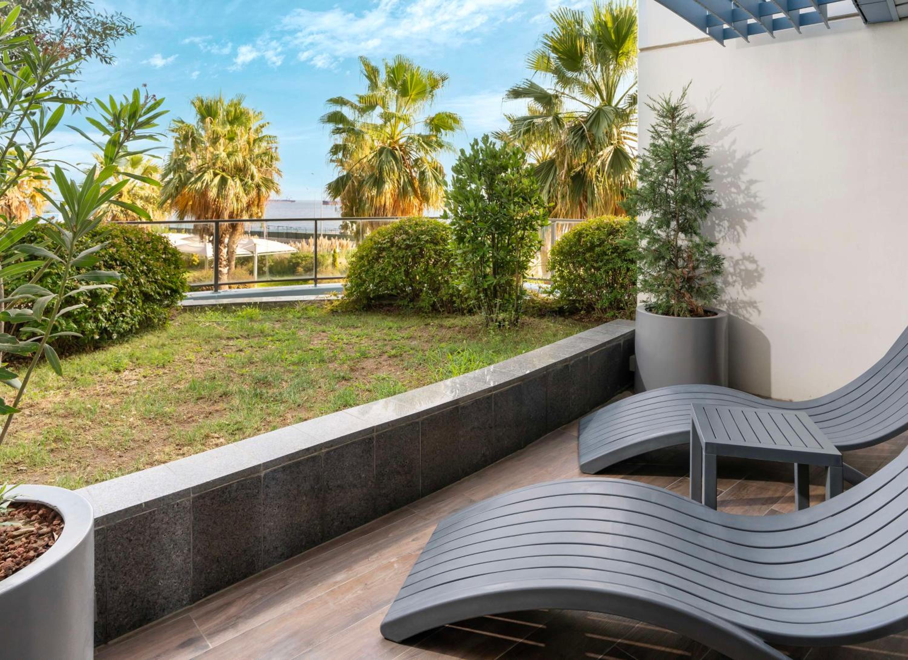 Premium Room with Balcony and Garden View - Photo 7