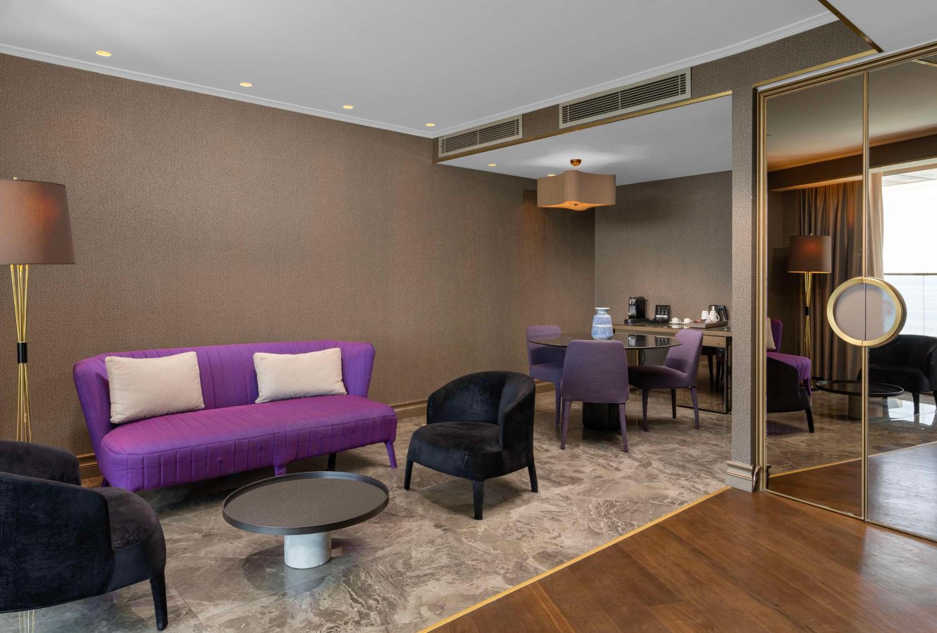 Suite with Balcony and Sea View - Photo 12