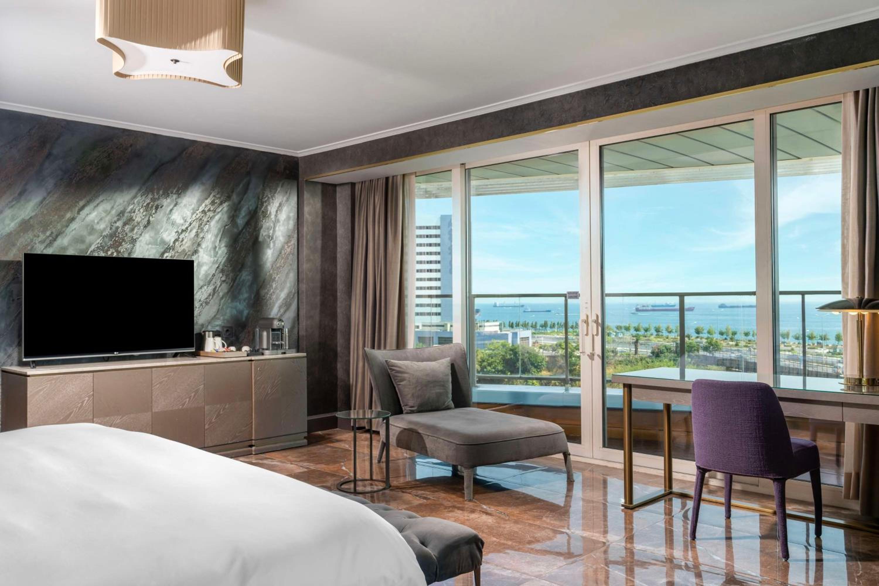 Suite with Balcony and Sea View - Photo 22