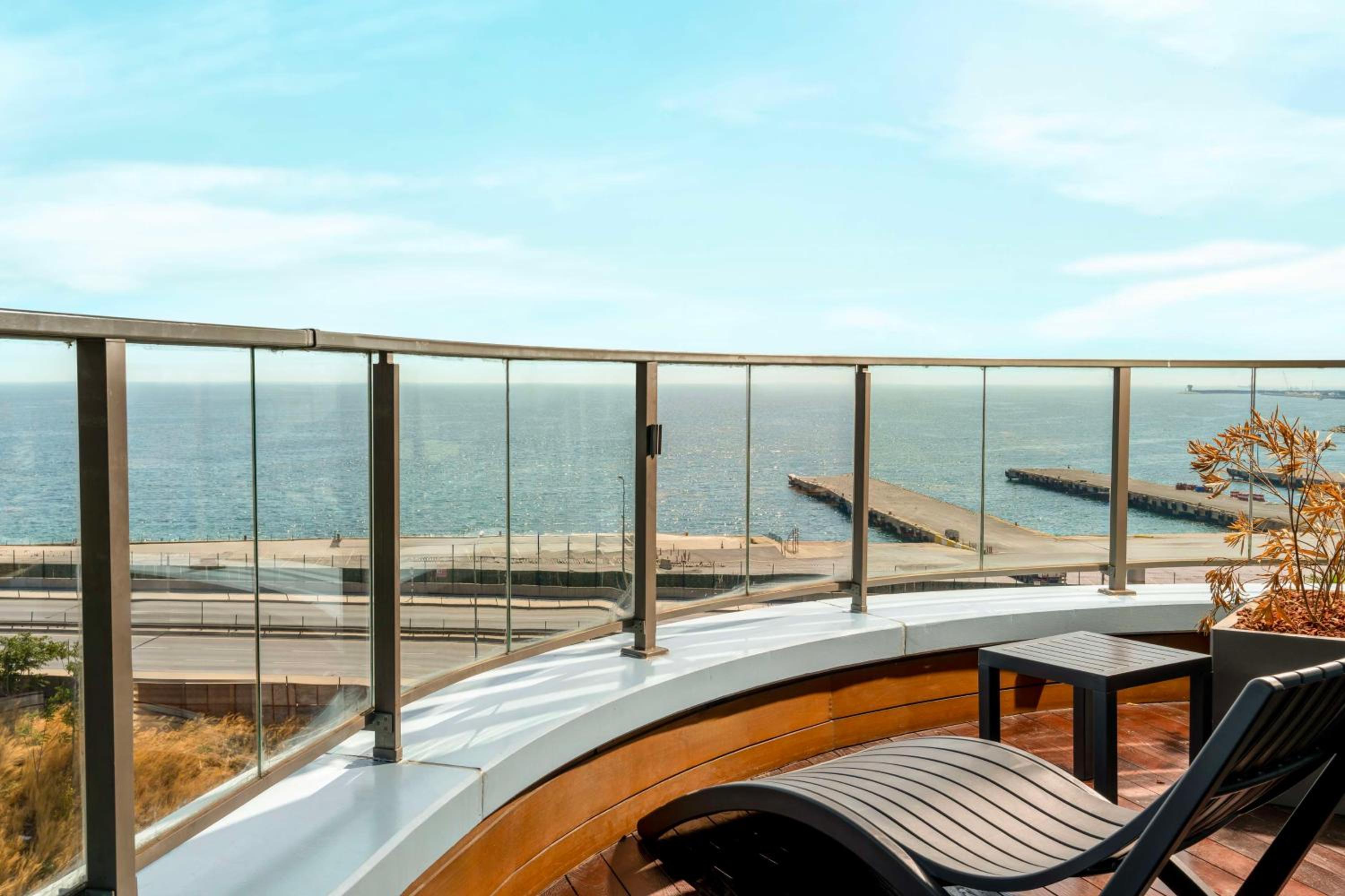 Suite with Balcony and Sea View - Photo 13