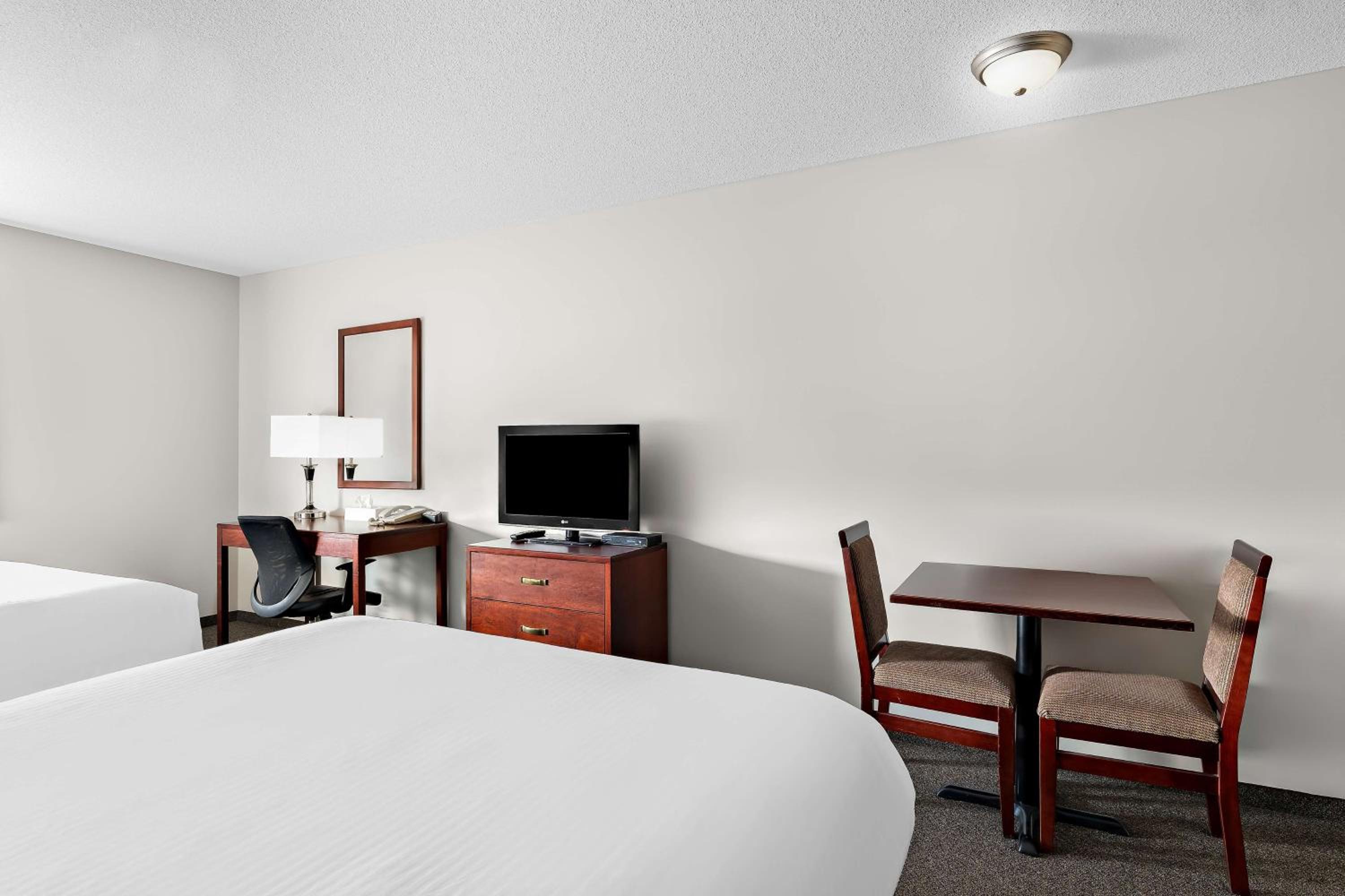 Queen Room with Two Queen Beds - Photo 3