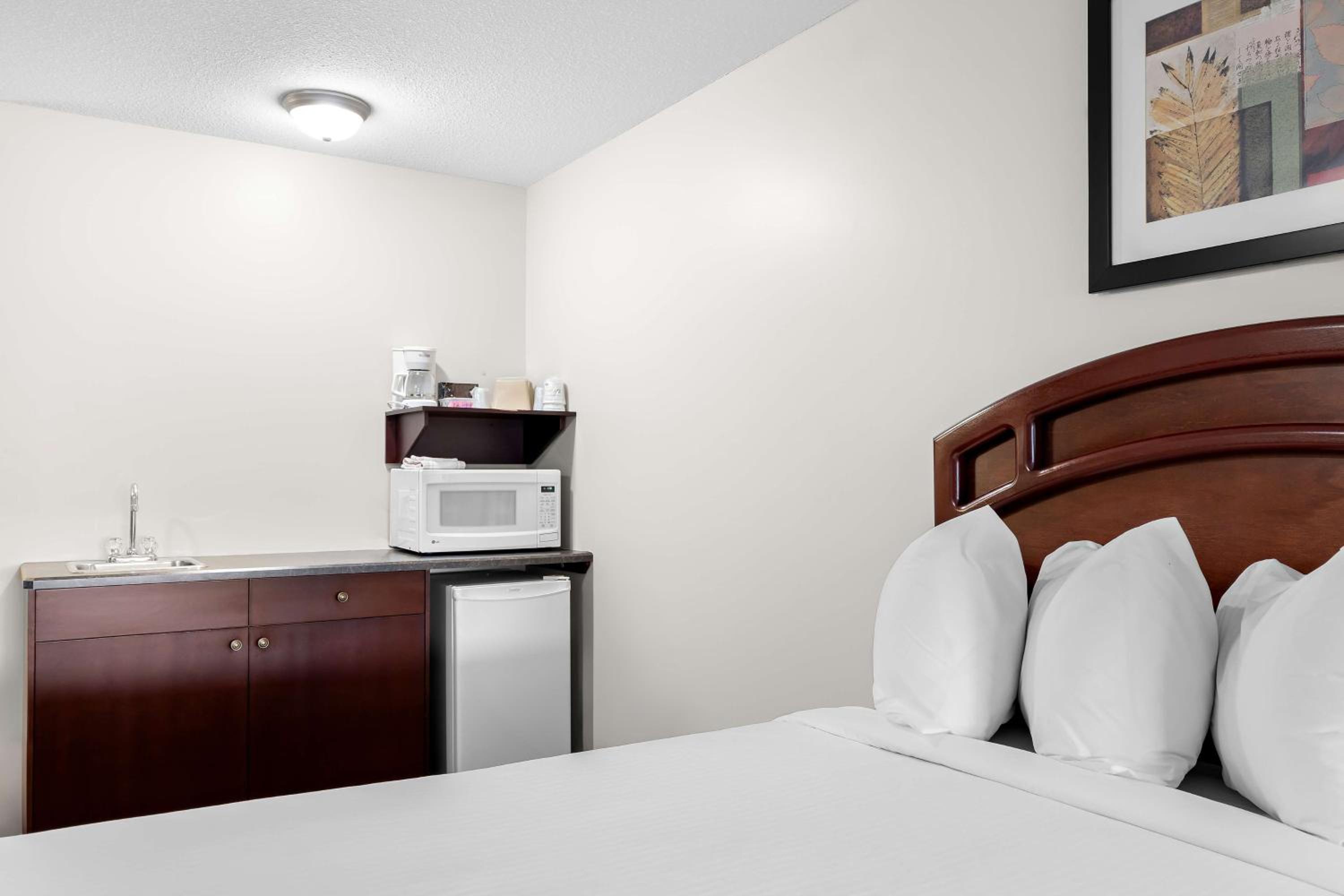 Queen Room with Two Queen Beds - Photo 2