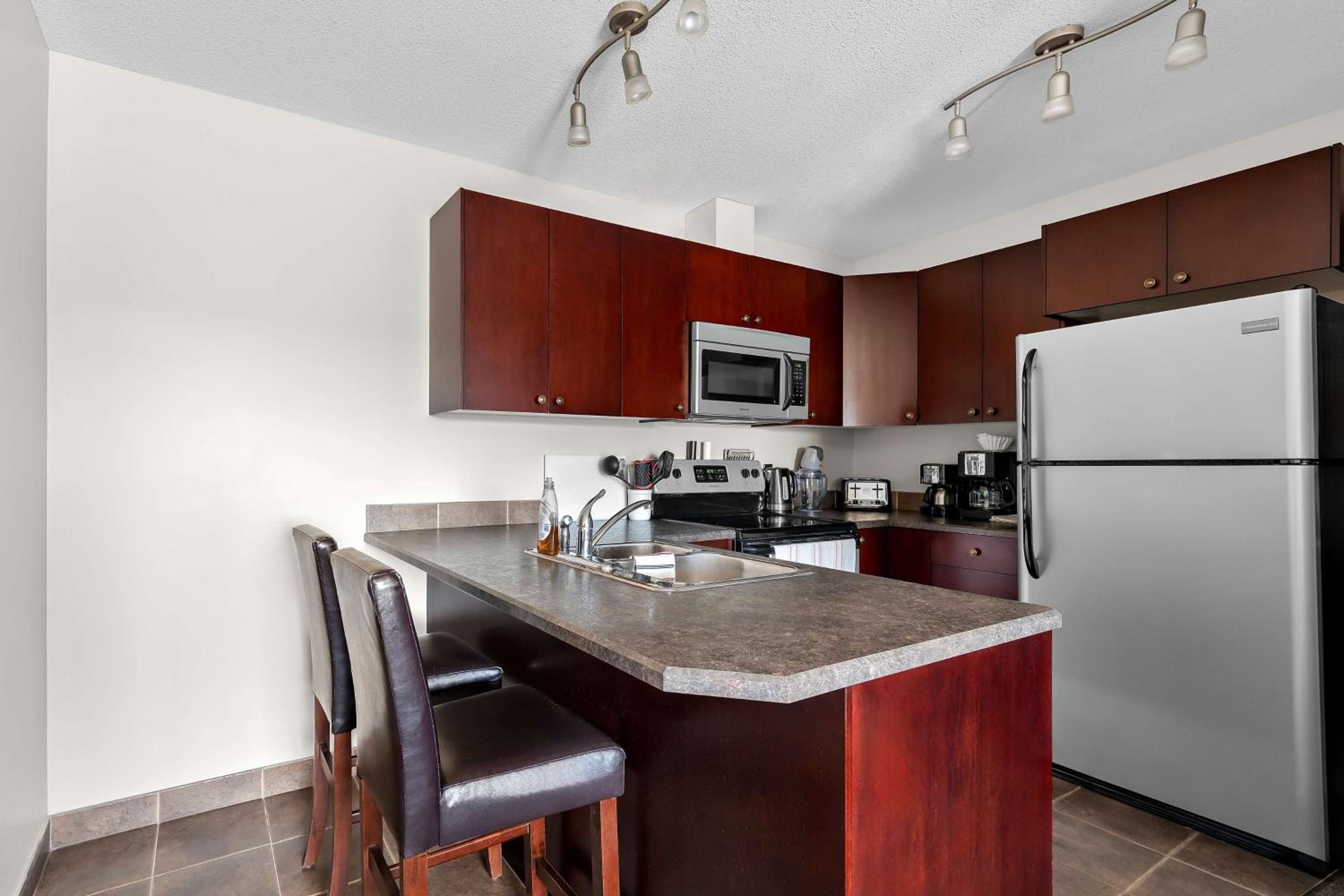 Queen Suite - Photo 2