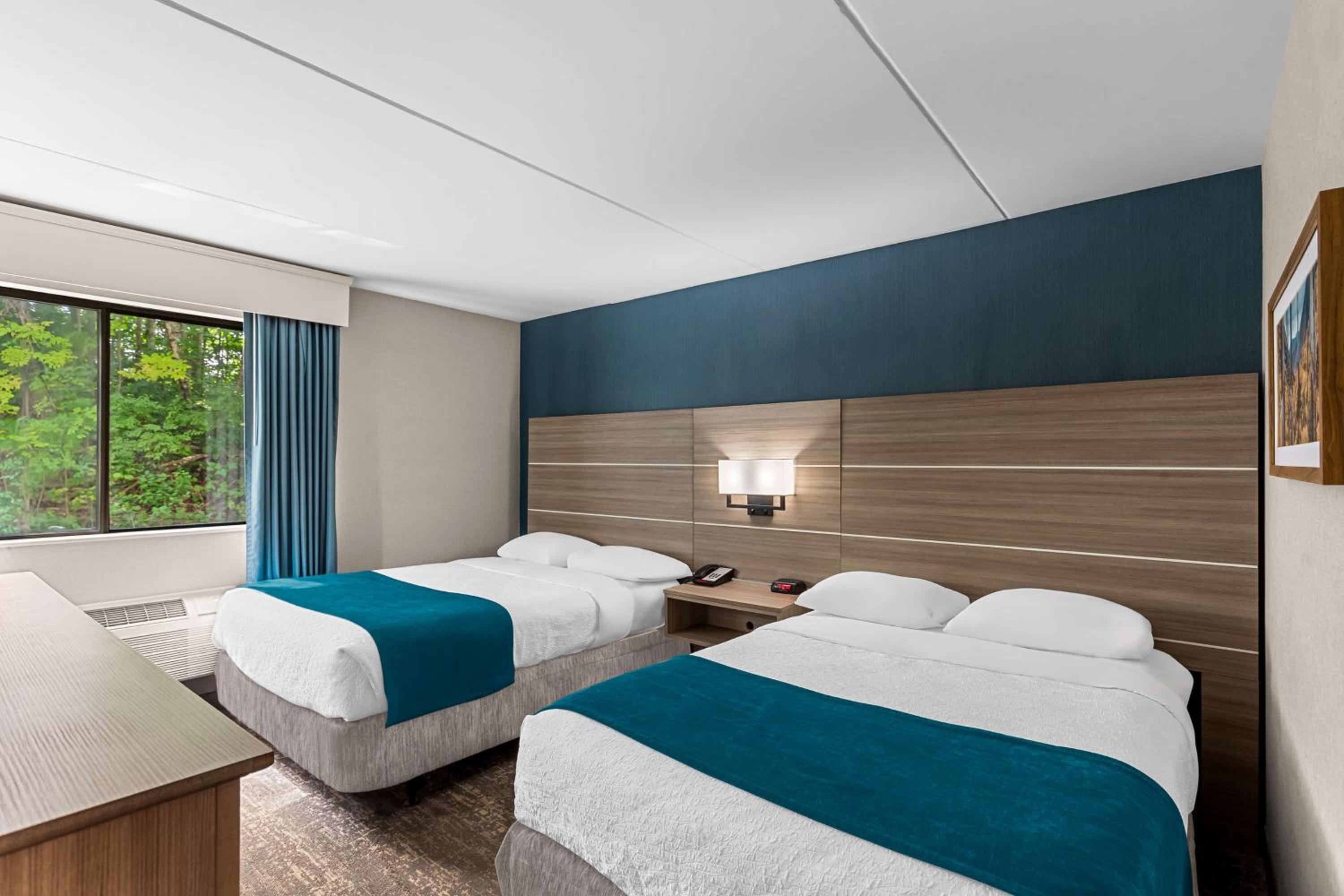 Queen Room with Two Queen Beds - Non-Smoking - Photo 2