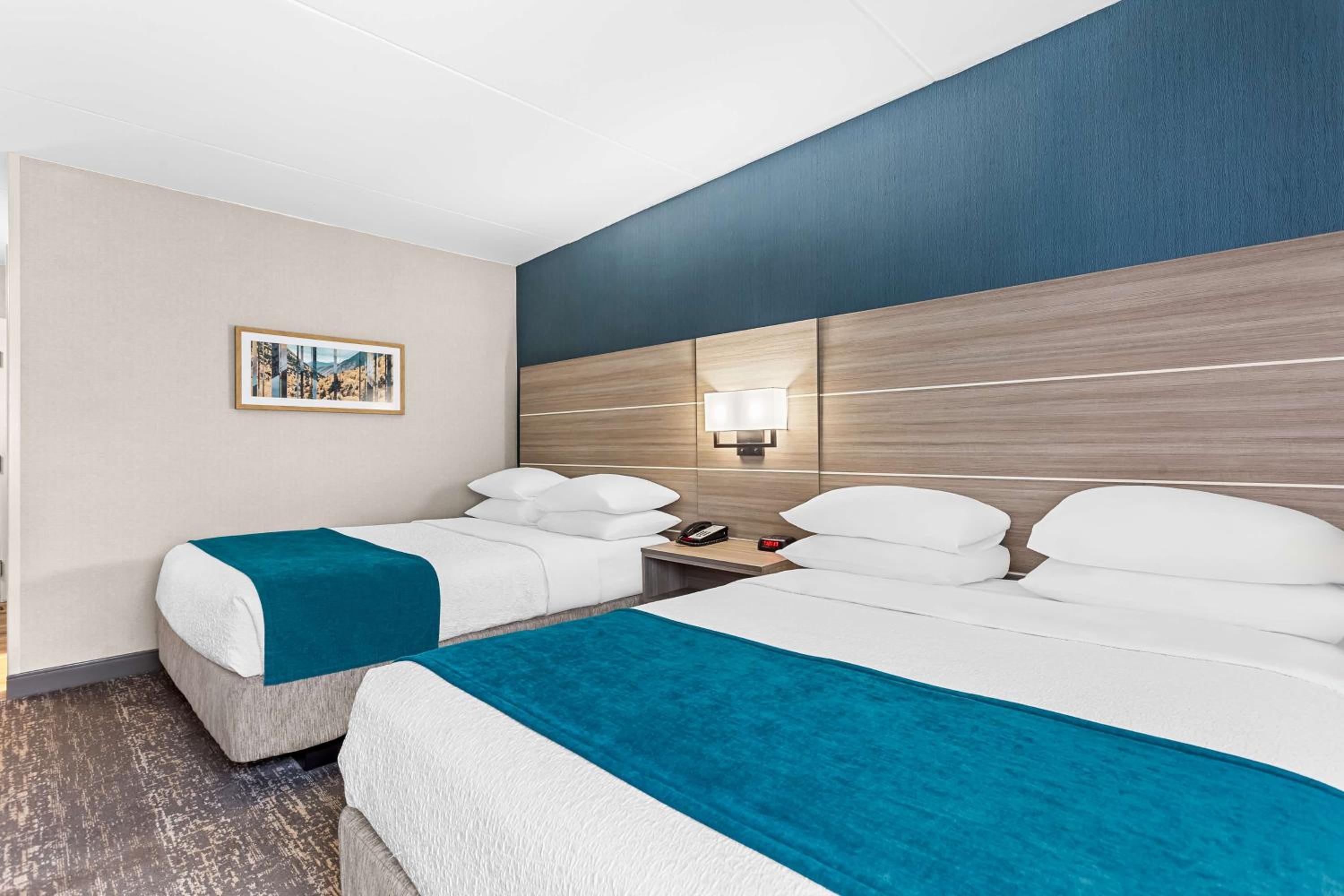 Queen Room with Two Queen Beds - Non-Smoking - Photo 3