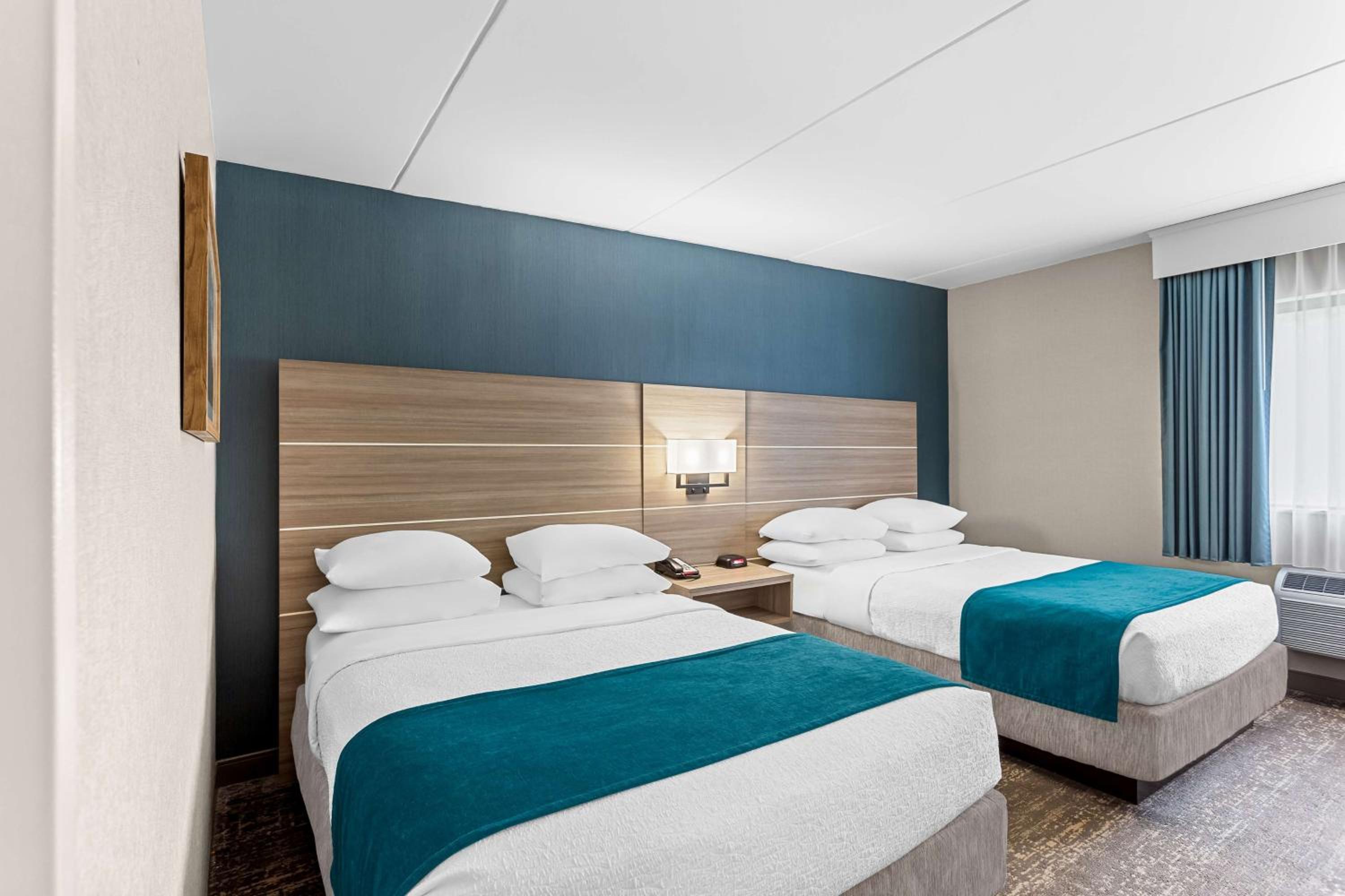 Queen Room with Two Queen Beds - Non-Smoking - Photo 1