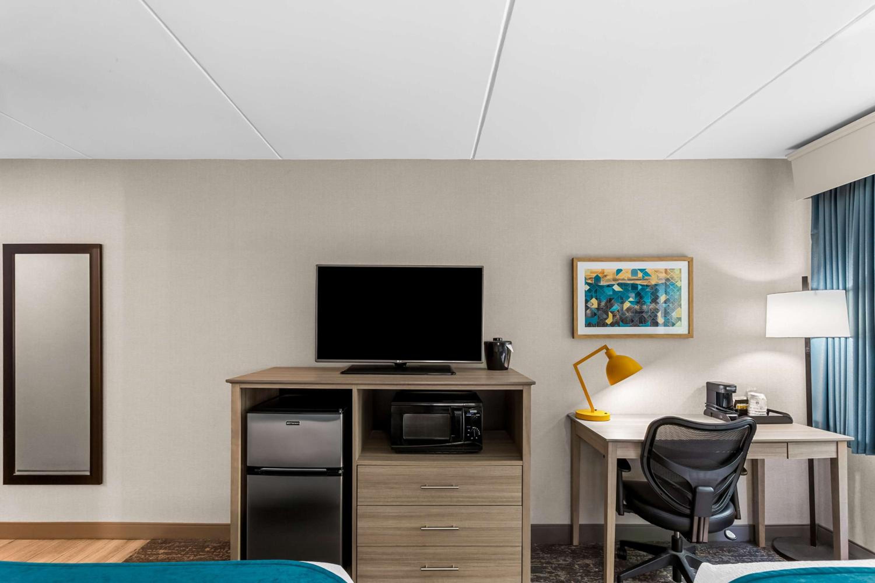 Double Room with Two Double Beds and Mobility Accessible Roll-In Shower - Photo 5