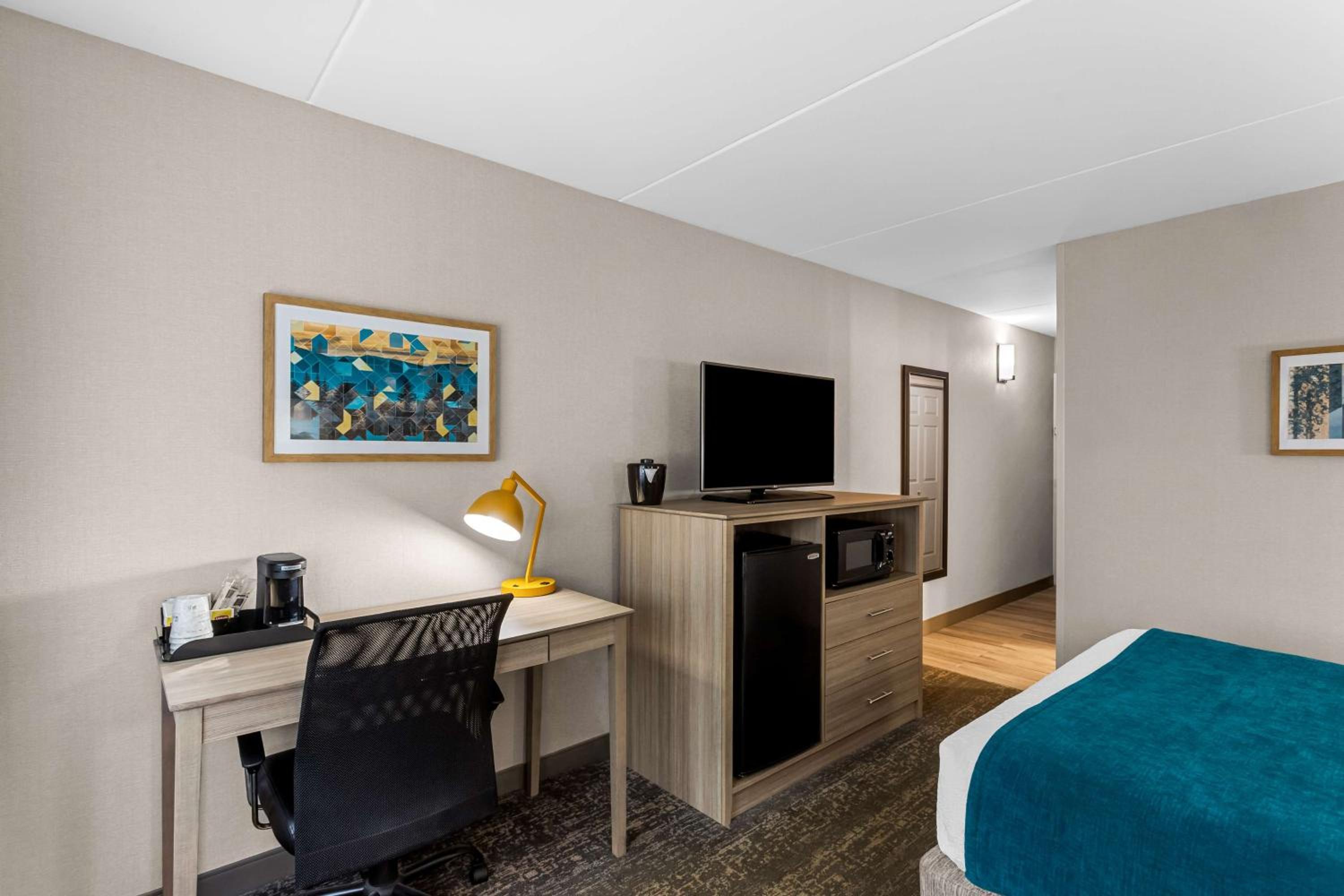 Queen Room with mobility Accessible Tub - Photo 2
