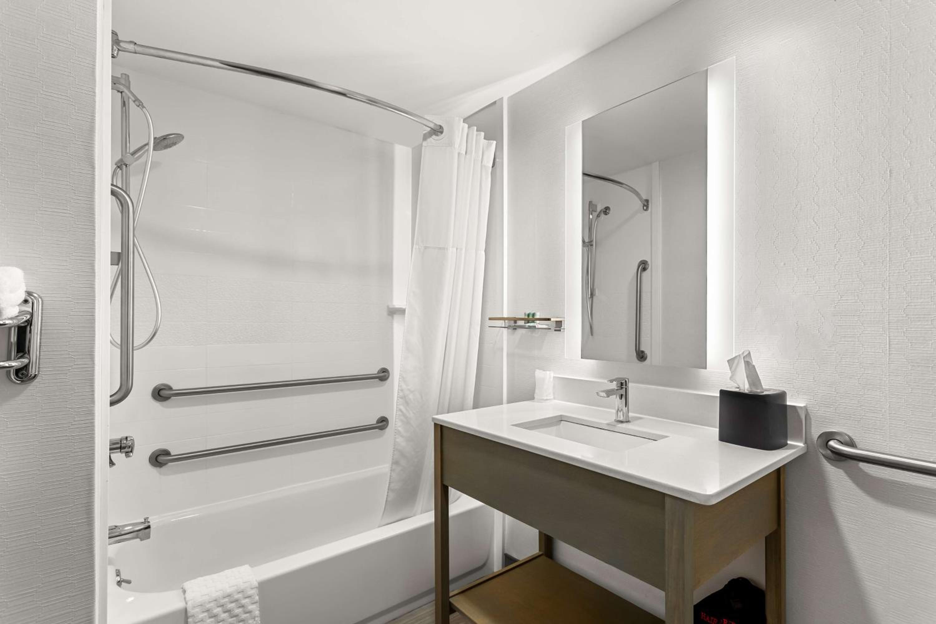 Queen Room with mobility Accessible Tub - Photo 3