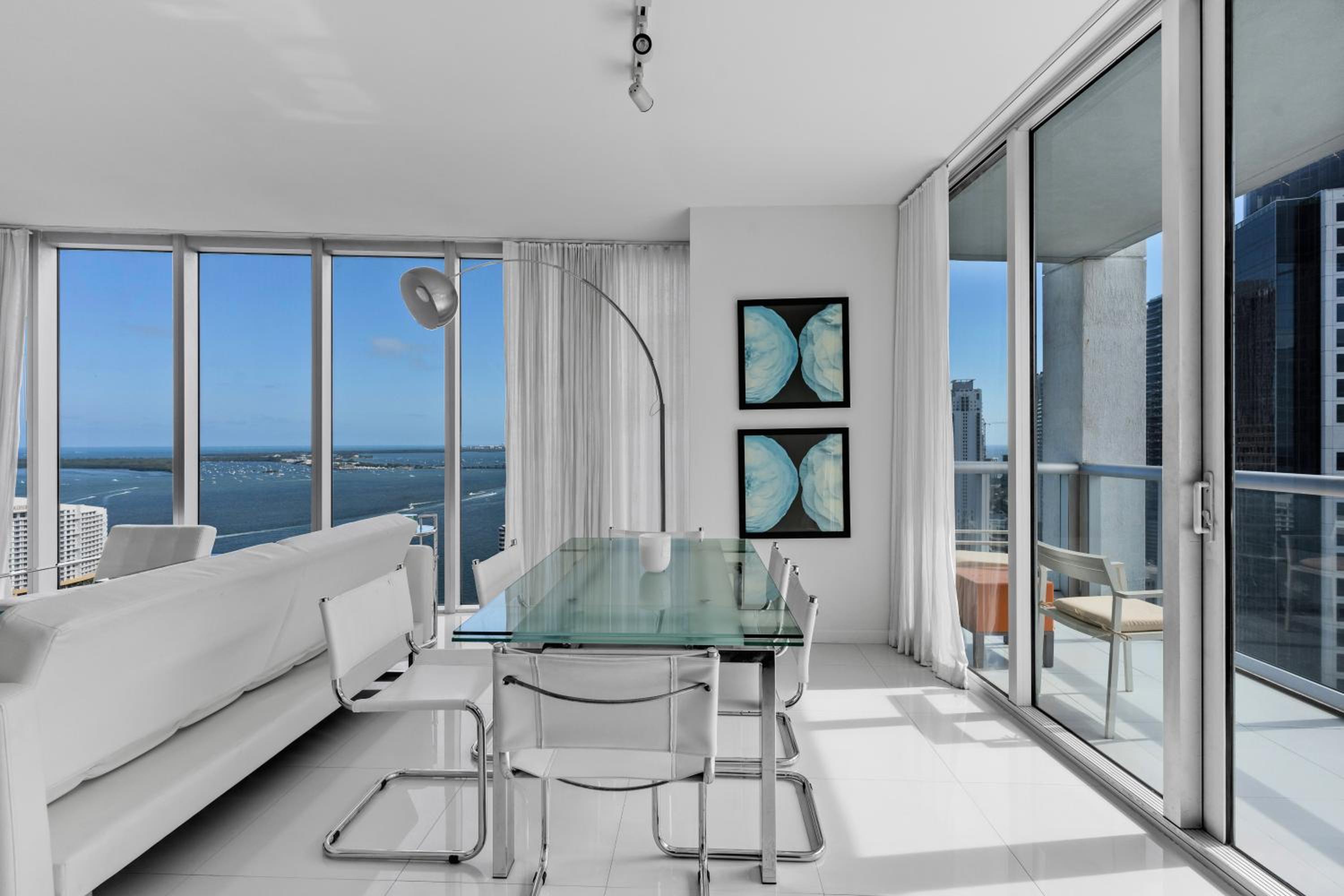 One-Bedroom Apartment with Balcony and Water View photo 3