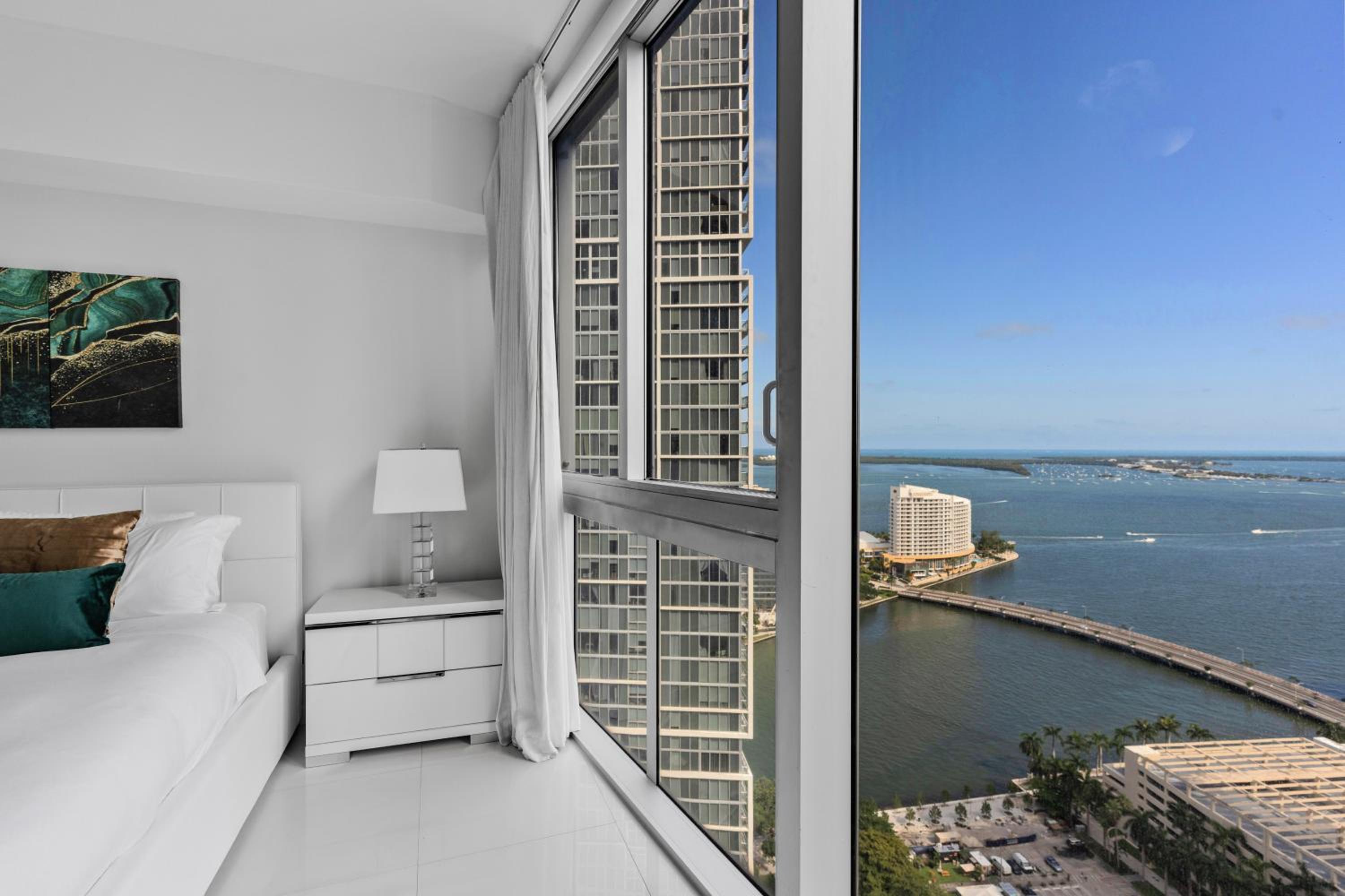 One-Bedroom Apartment with Balcony and Water View photo 2