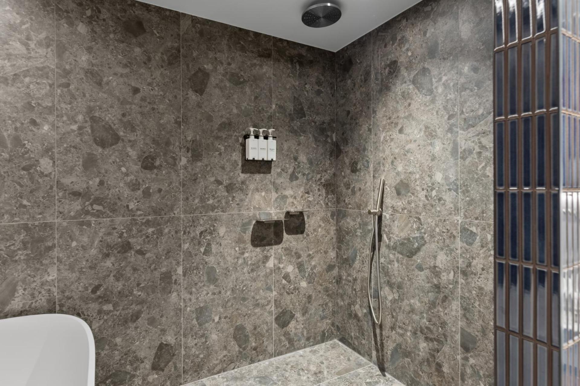 Deluxe Signature Suite - Free Wifi and Parking - Photo 3