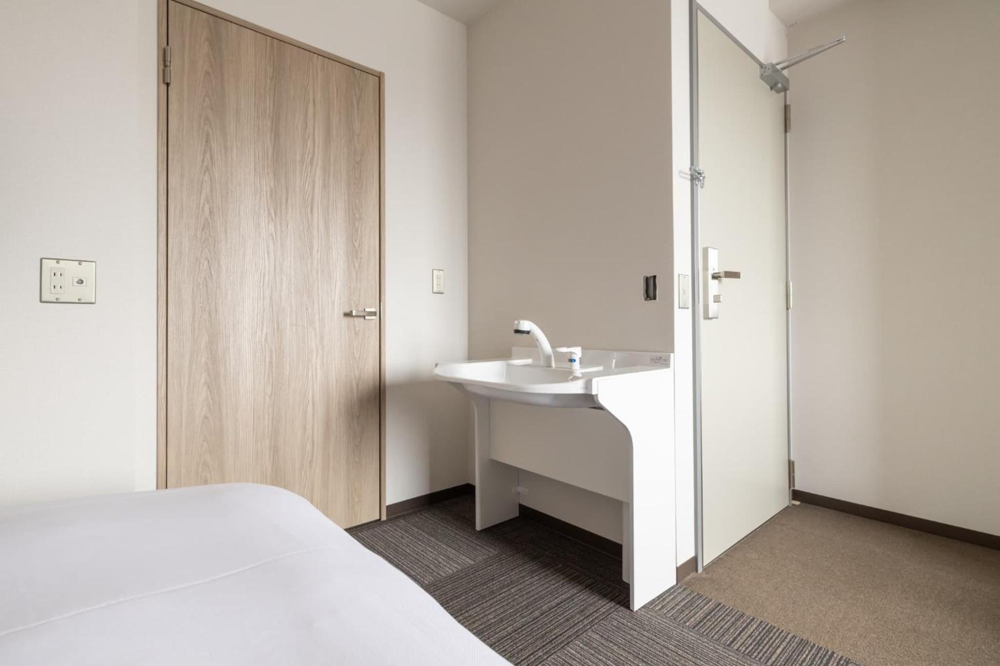 Twin Room - Disability Access - Photo 3