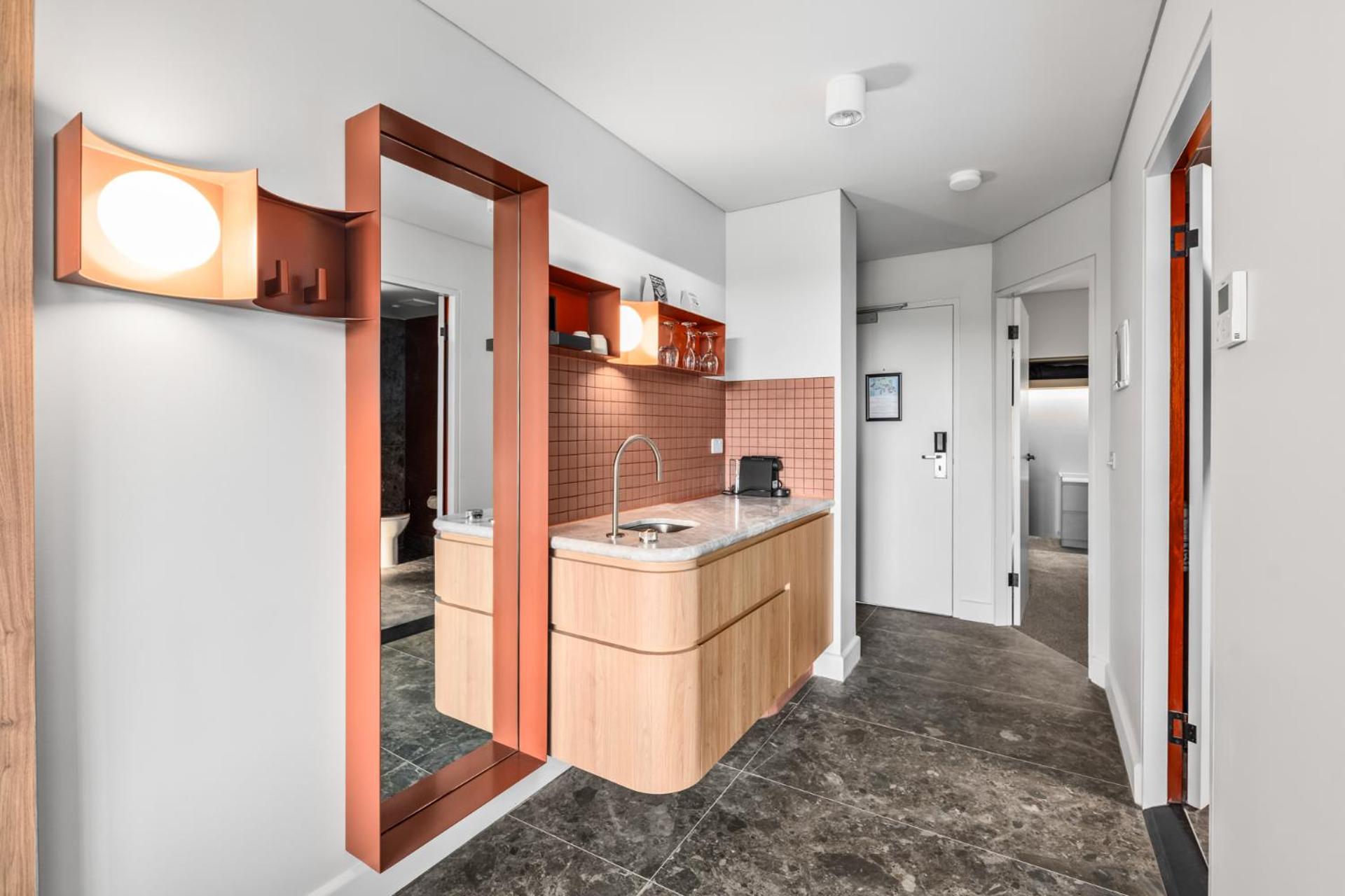 Signature Suite - Free Wifi and Parking - Photo 4