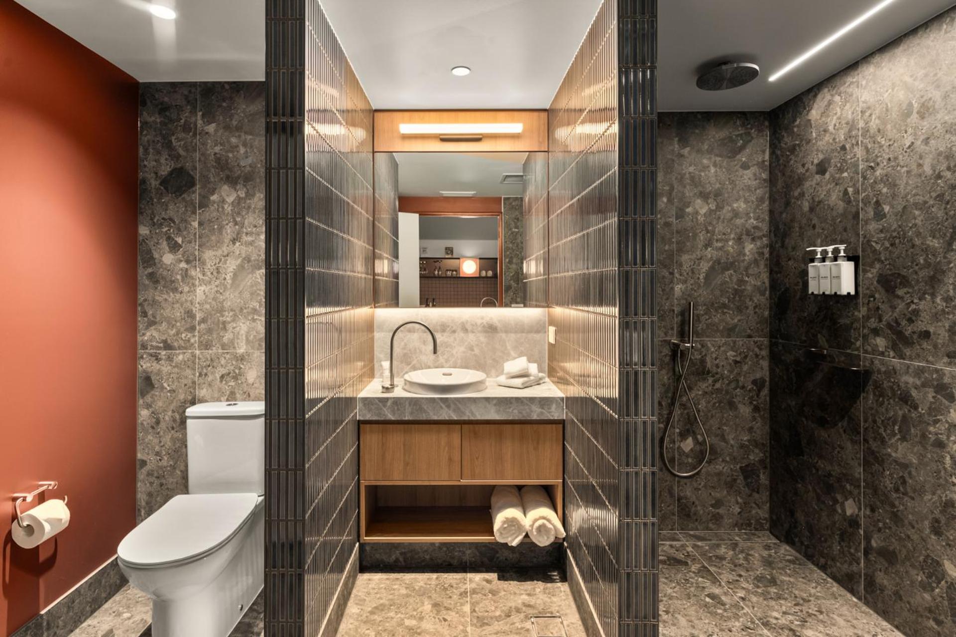 Signature Suite - Free Wifi and Parking - Photo 5