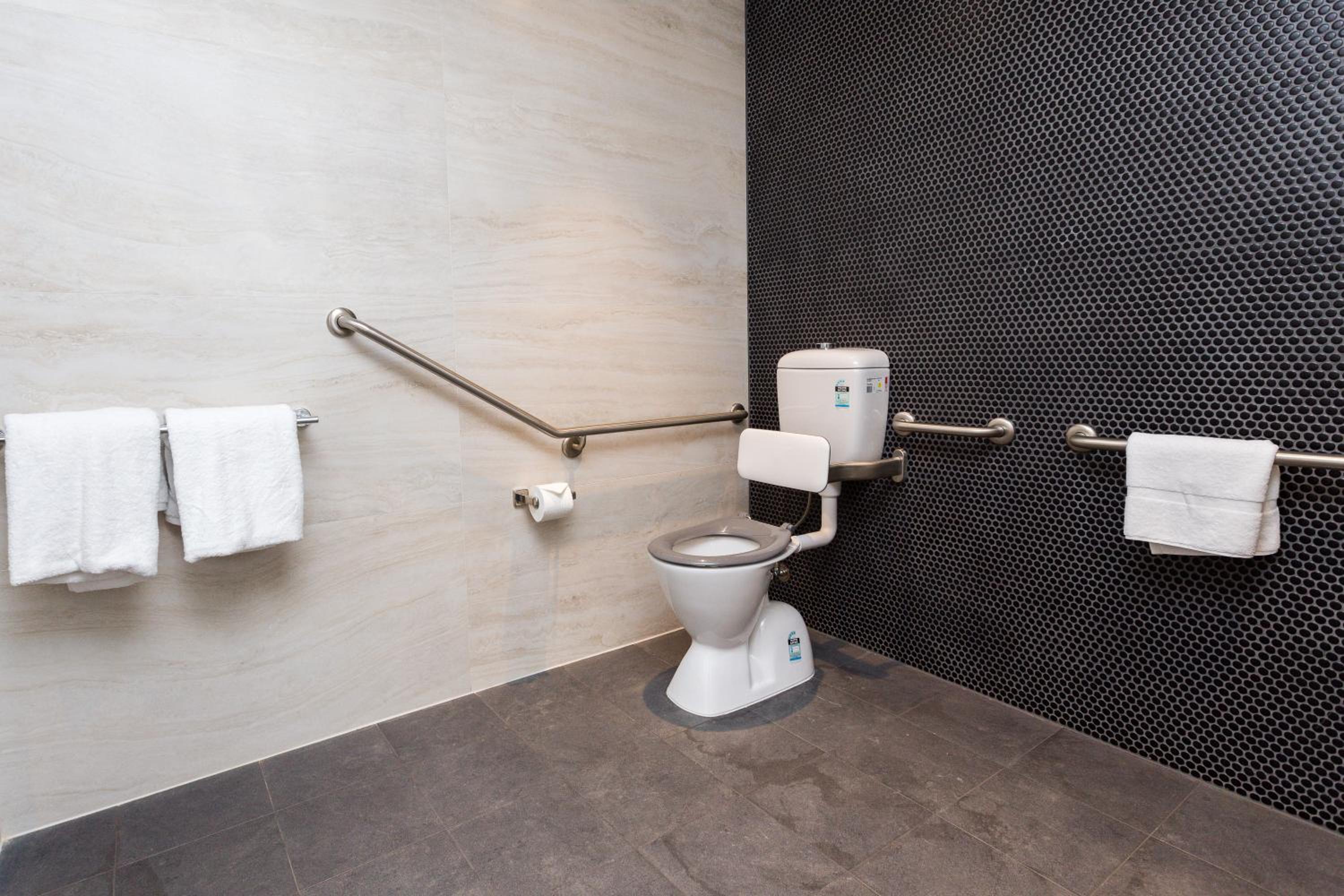 Accessible King Room photo 2