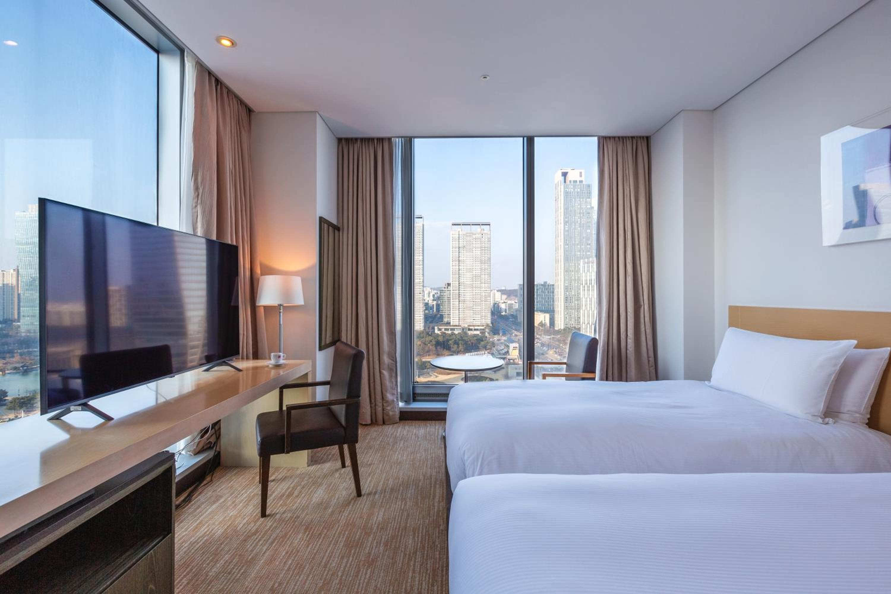 Deluxe Twin Room with Park View - Photo 3