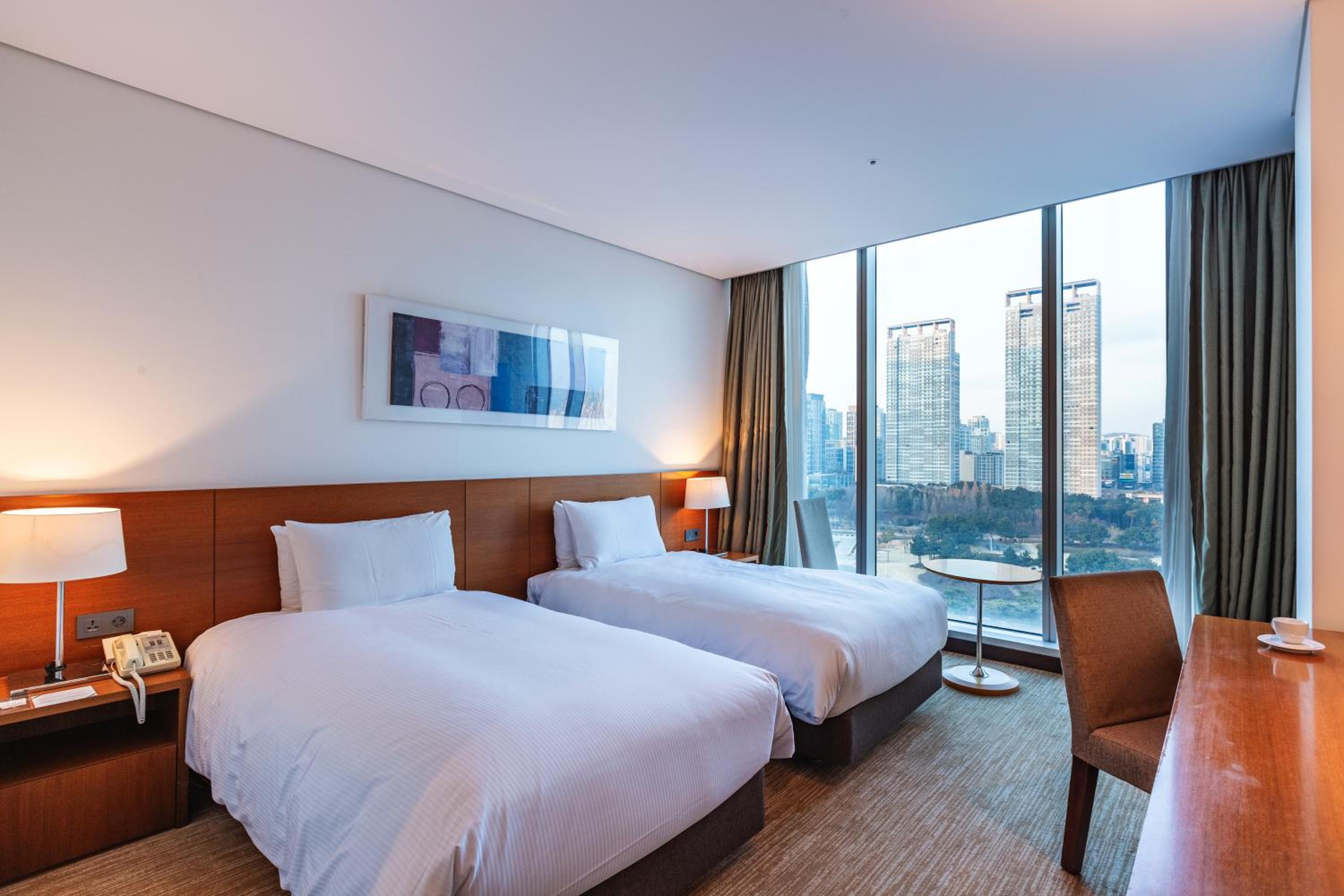 Deluxe Twin Room with Park View - Photo 4