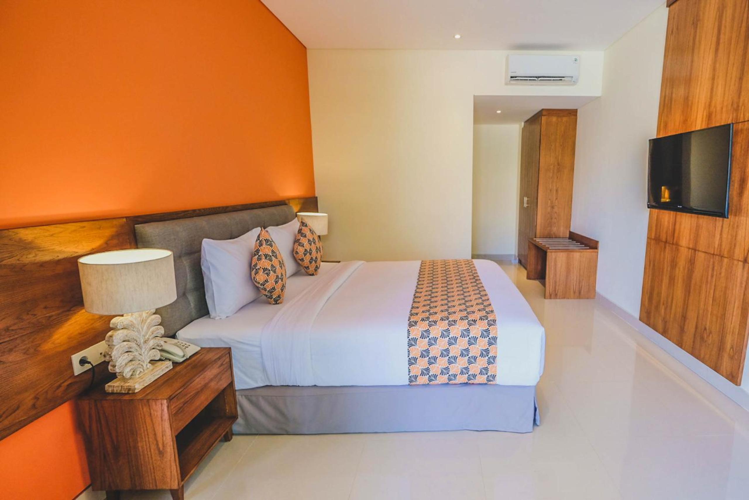 Suite Room with Pool View thumbnail 6