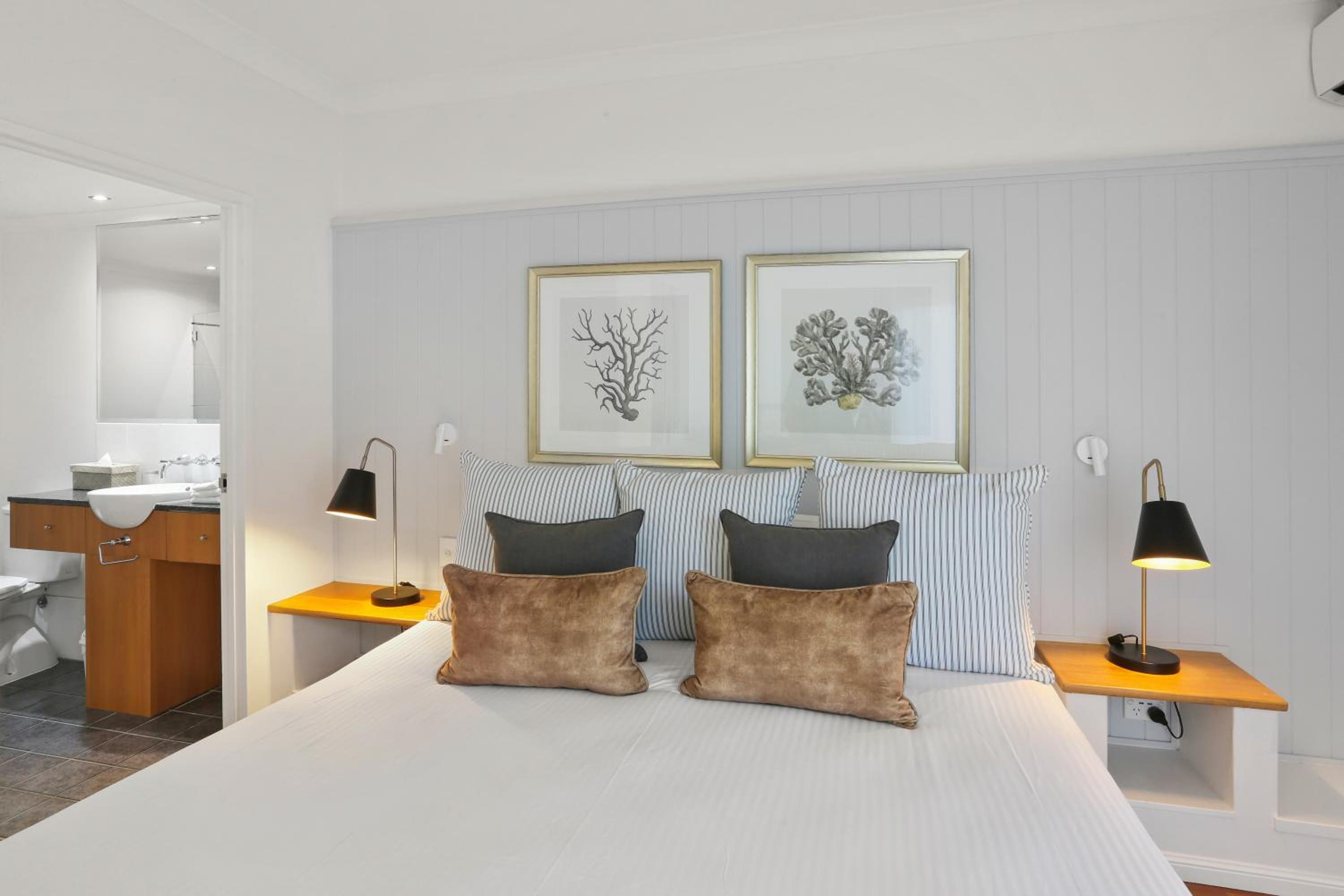 1 Bedroom Beach Front Apartment - Free Parking, WiFi and Daily Beach Yoga - Photo 6