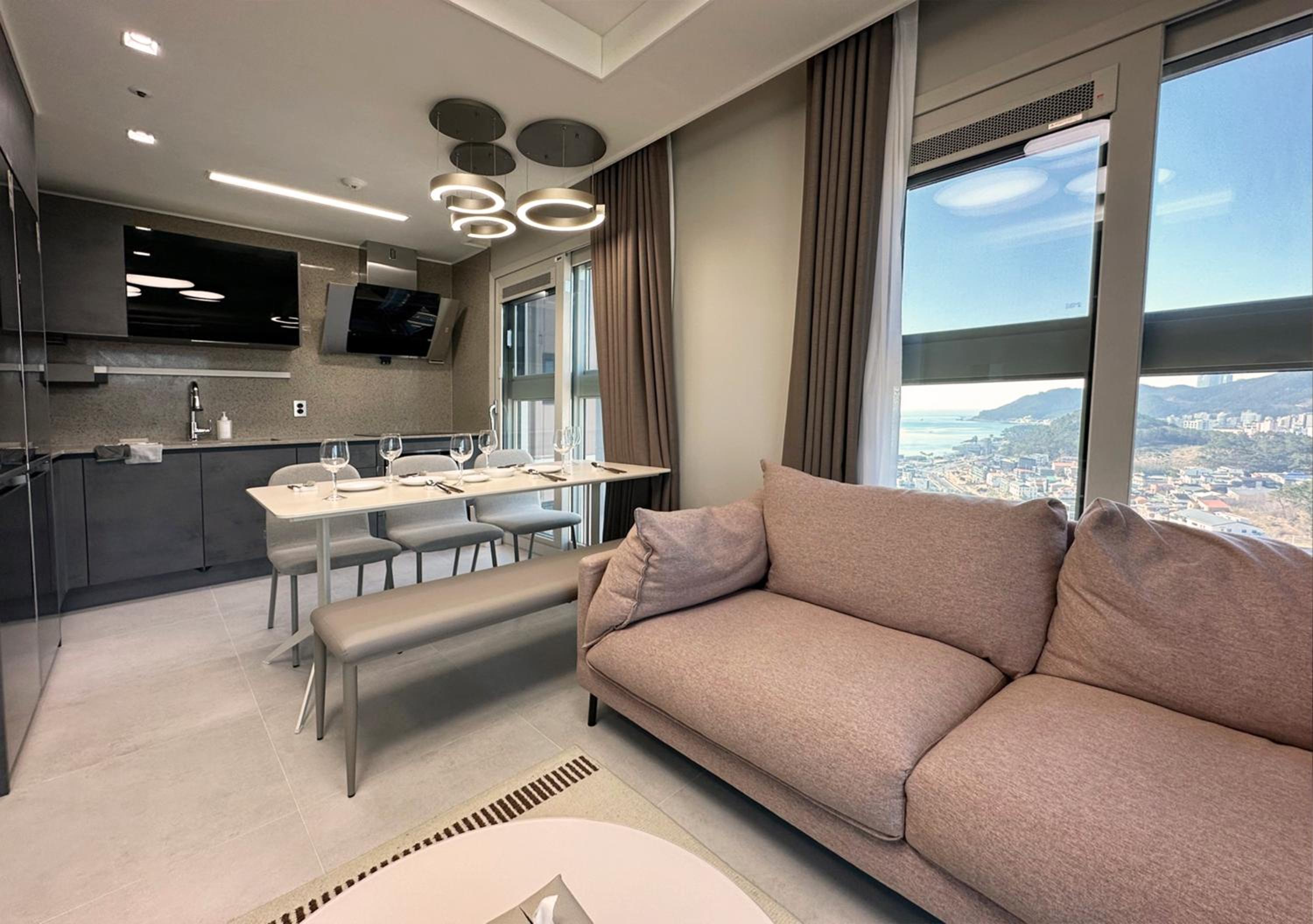 B. Flat Suite+ - Photo 6