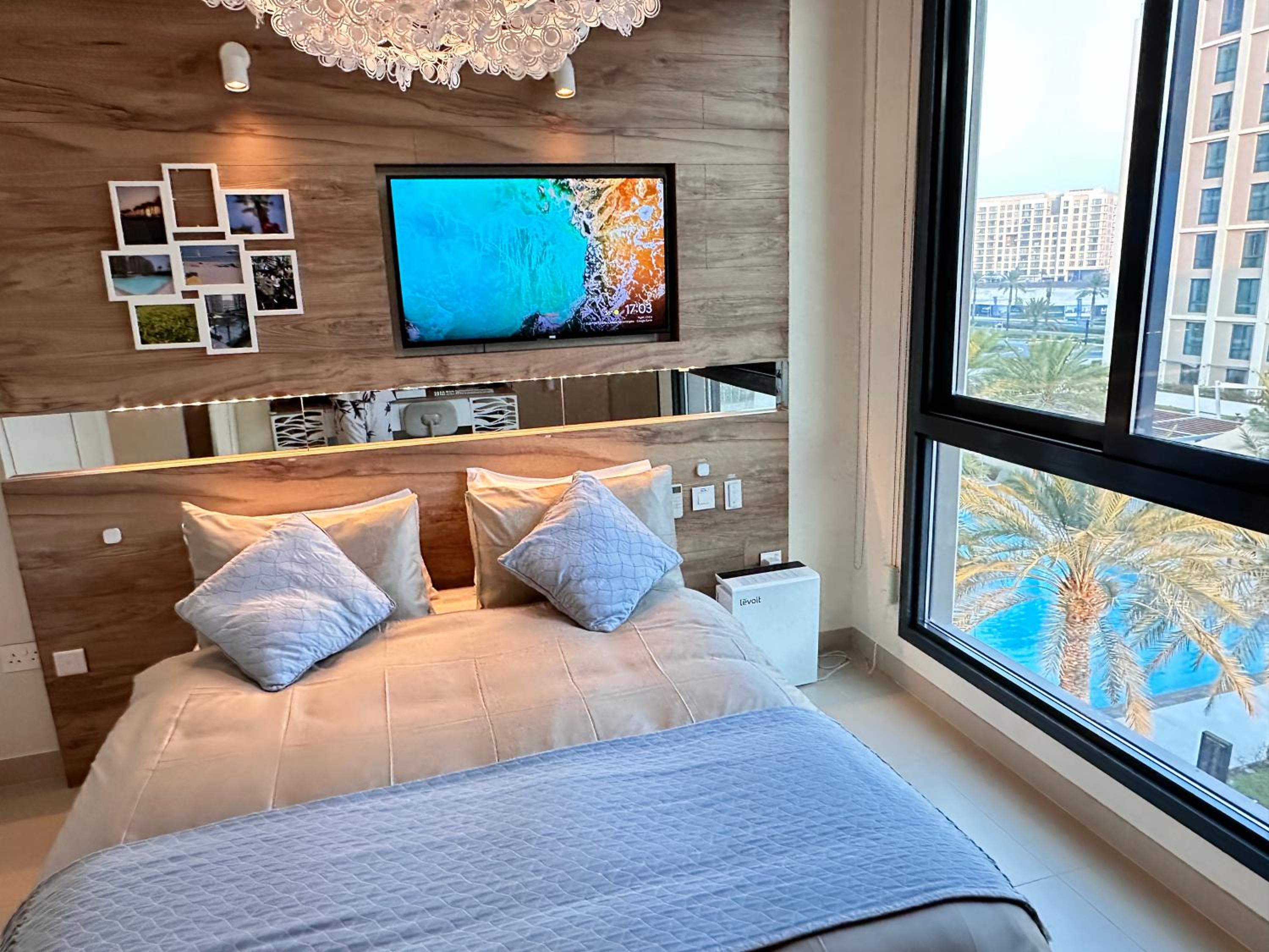 One-Bedroom Apartment with Balcony and Water View photo 1