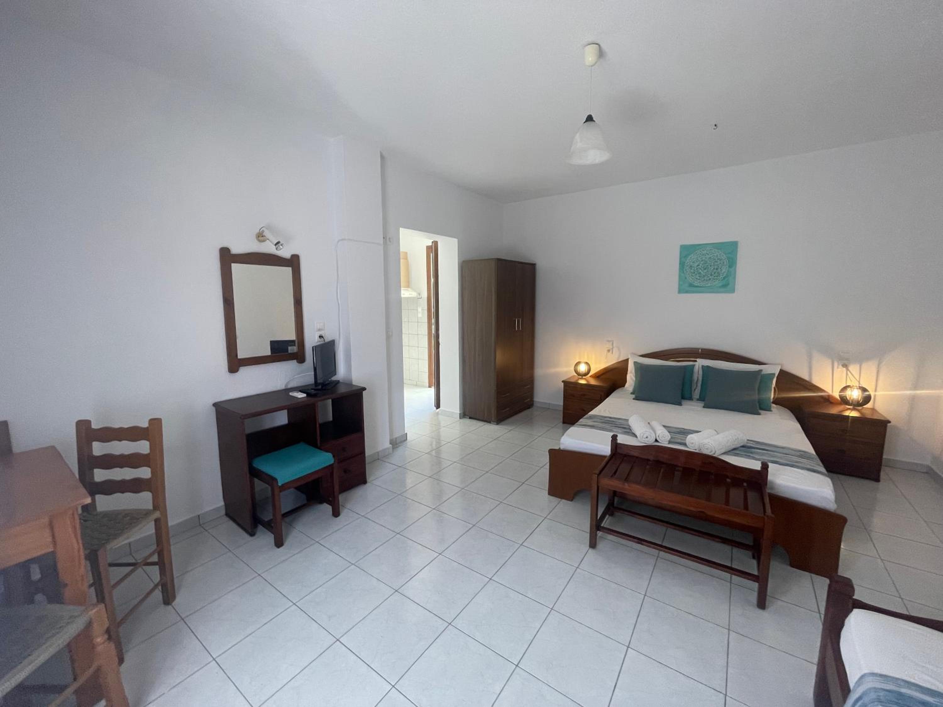 One-Bedroom Apartment With Balcony And Mountain View   photo 3