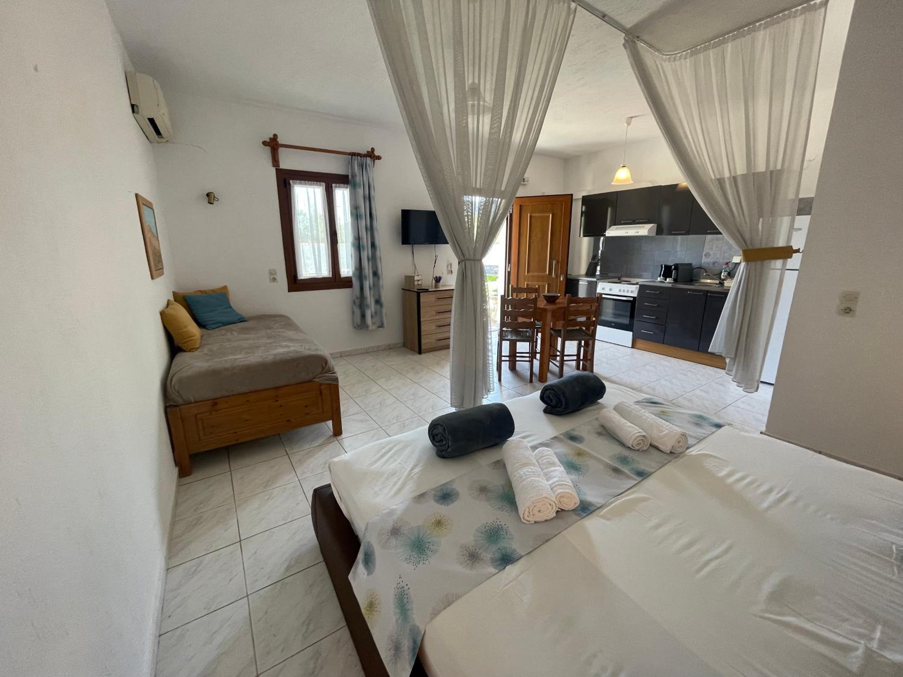 One-Bedroom Apartment With Balcony And Mountain View   photo 1