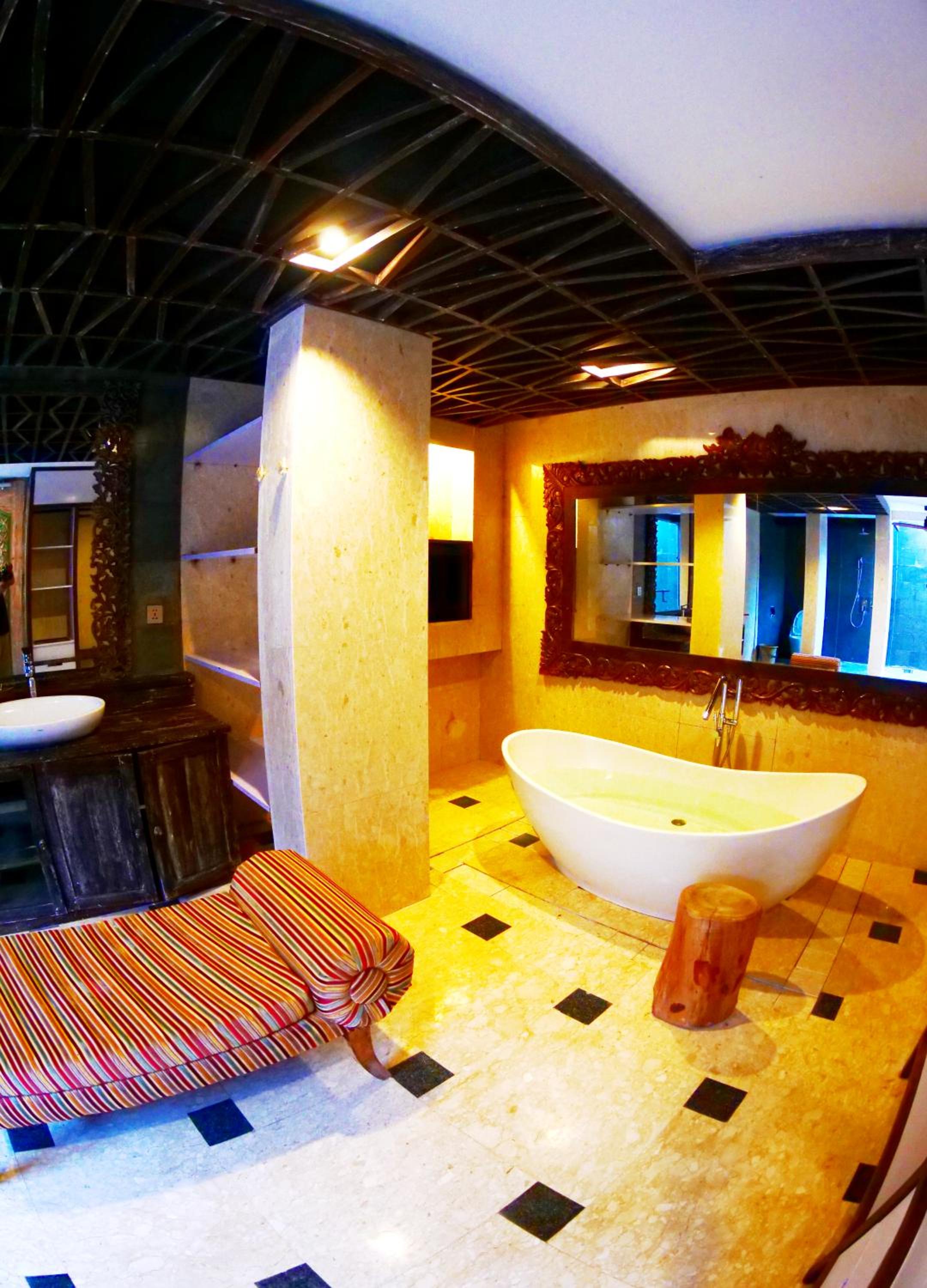 Deluxe King Suite photo 3