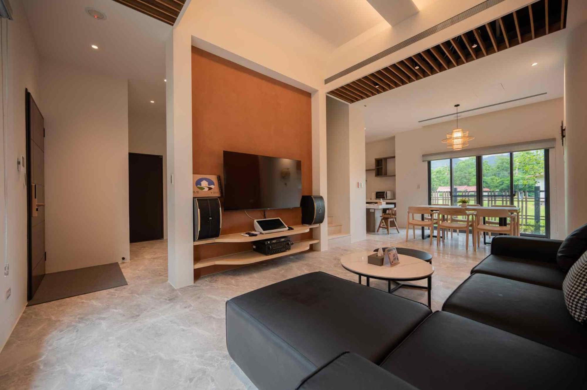Five-Bedroom House photo 1