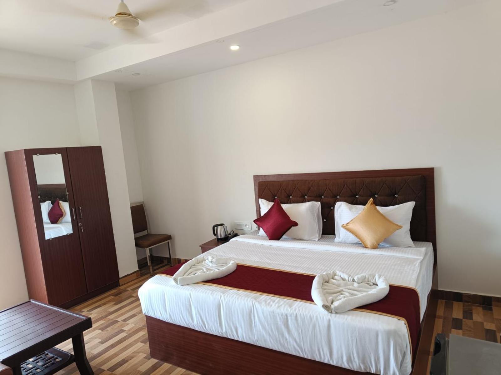 Deluxe Double Room with Balcony photo 2