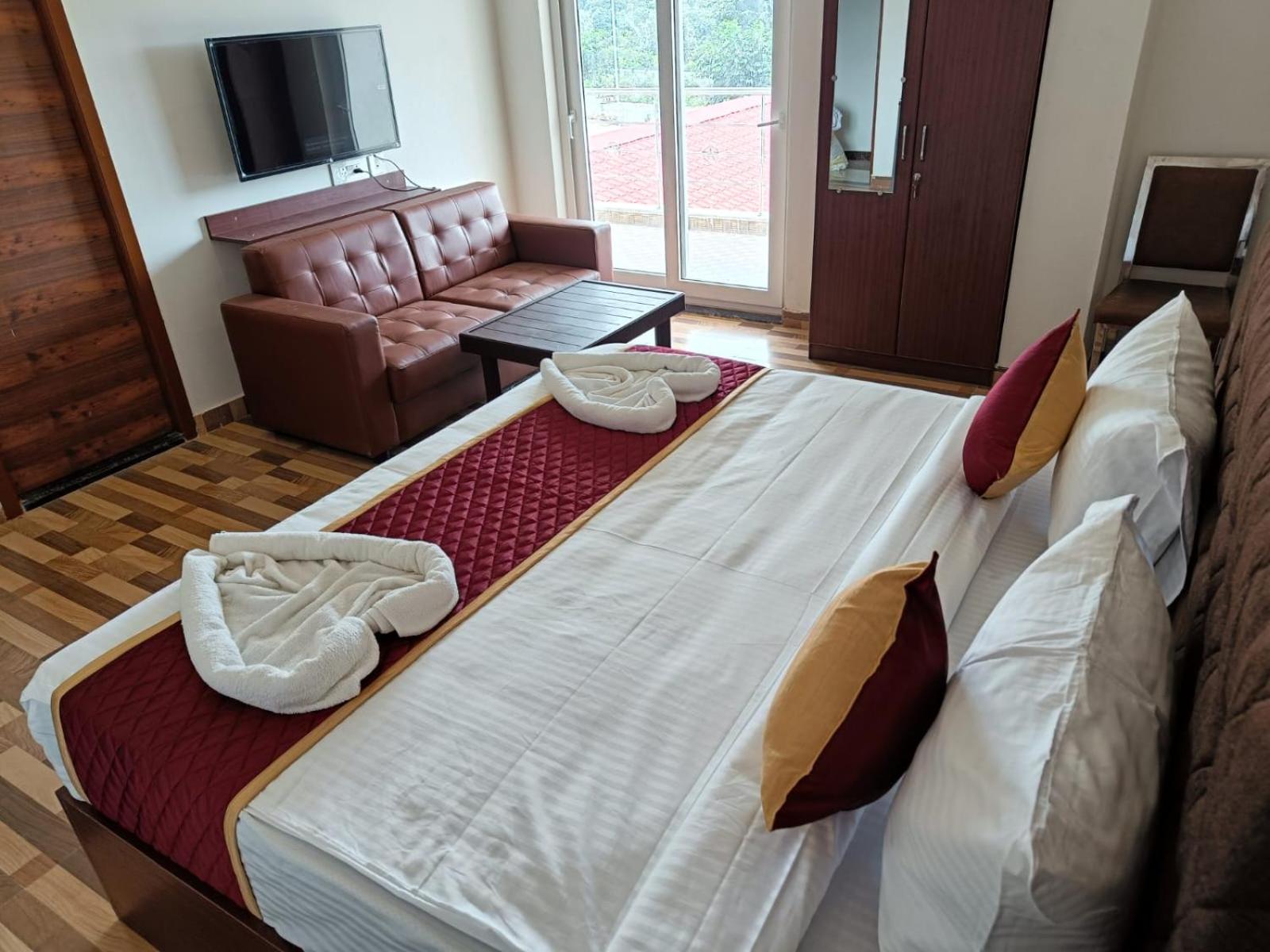 Deluxe Double Room with Balcony photo 3