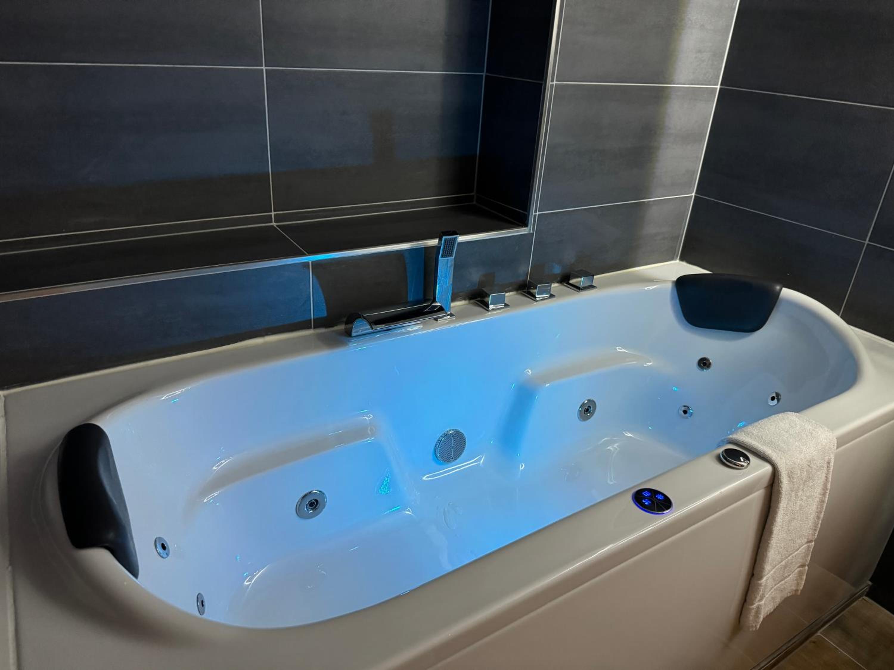 Double Room with Spa Bath photo 3