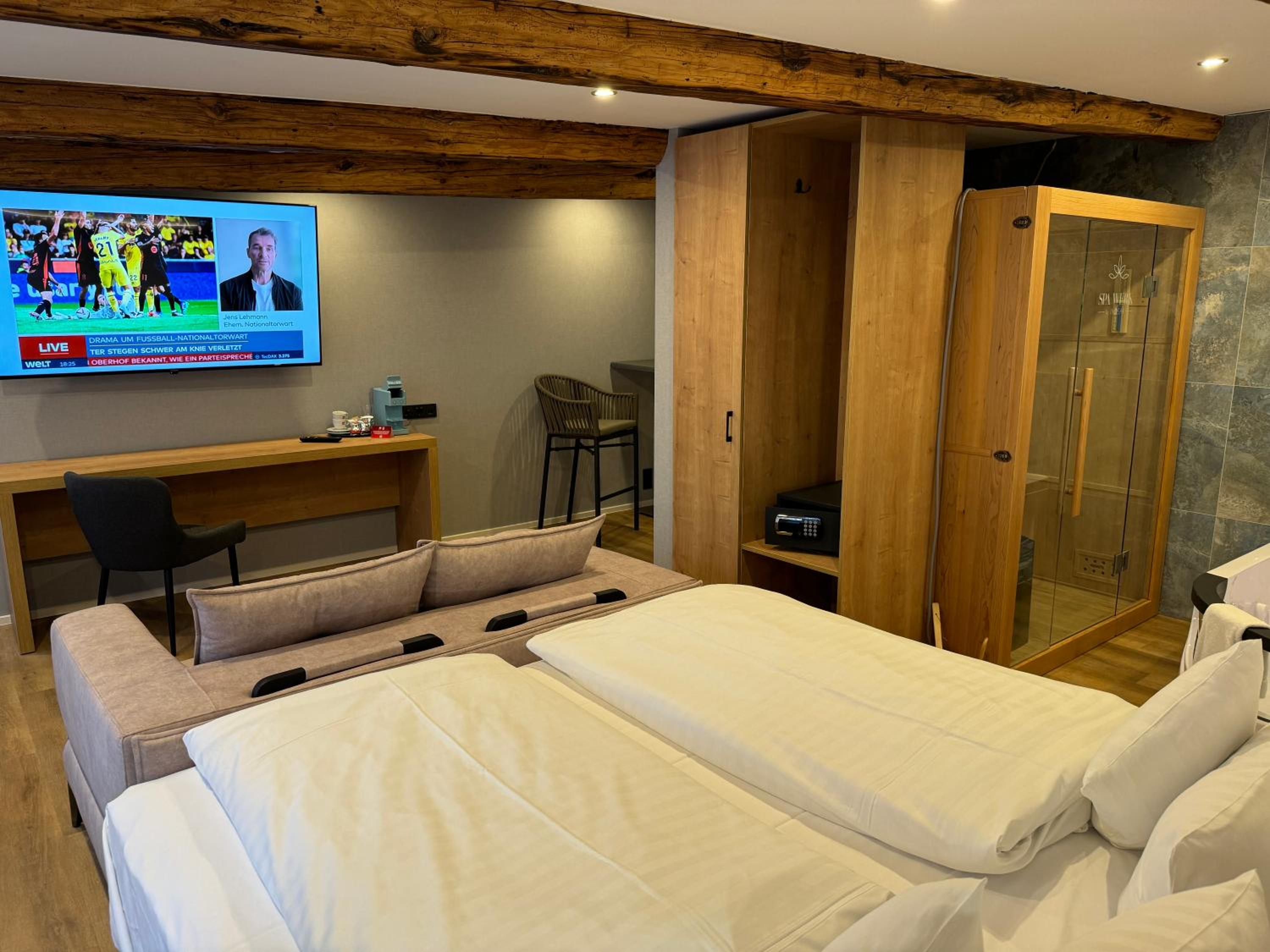 King Suite with Spa Bath photo 3