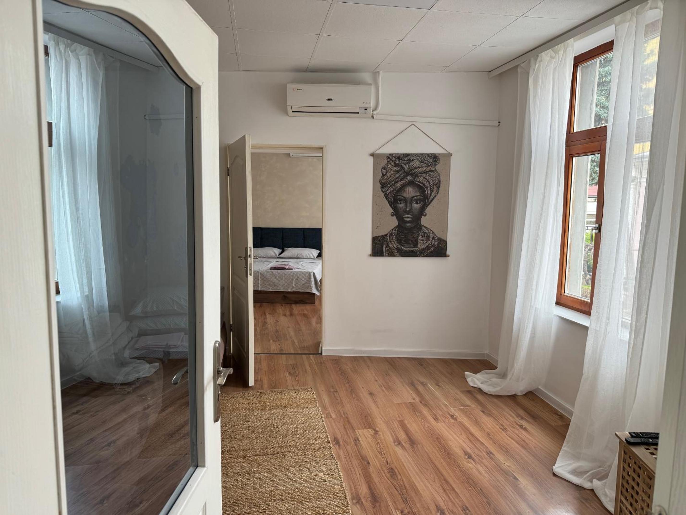 One-Bedroom Apartment photo 1