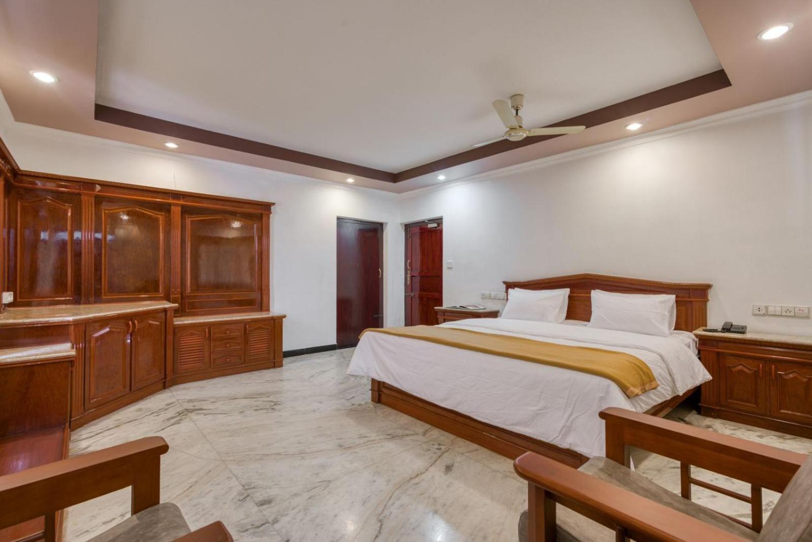 Deluxe King Suite photo 1