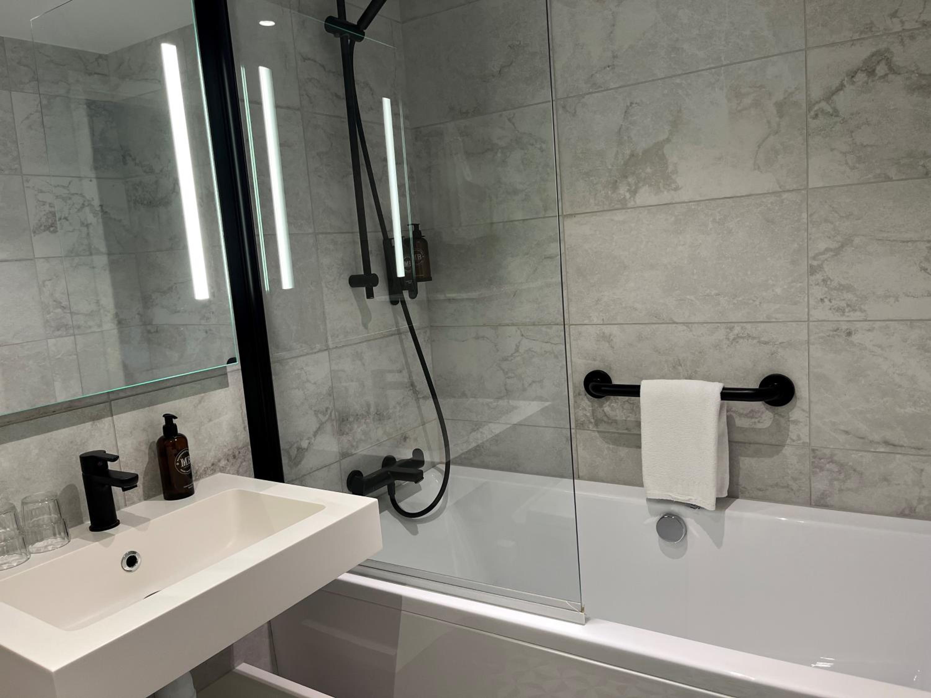 Double Room with Bathtub - Photo 6