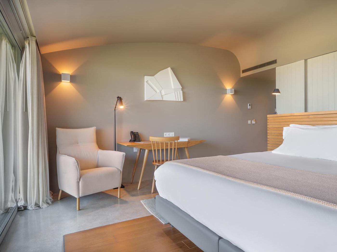 Superior Suite - Photo 7