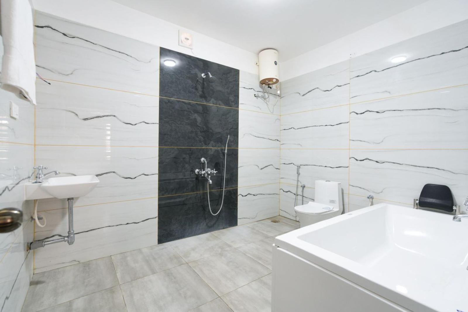 Deluxe King Suite photo 2