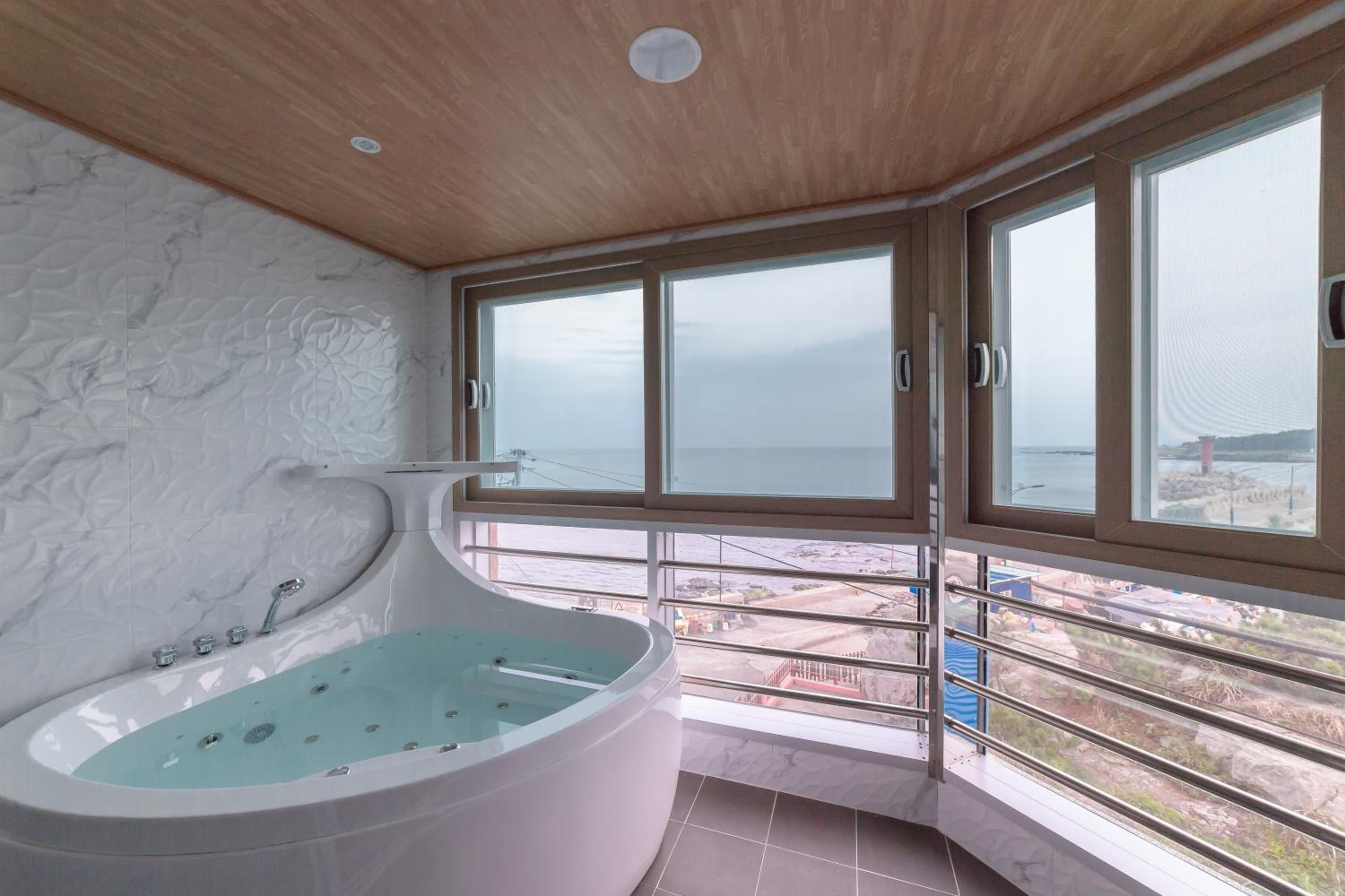 Double Room - Photo 12