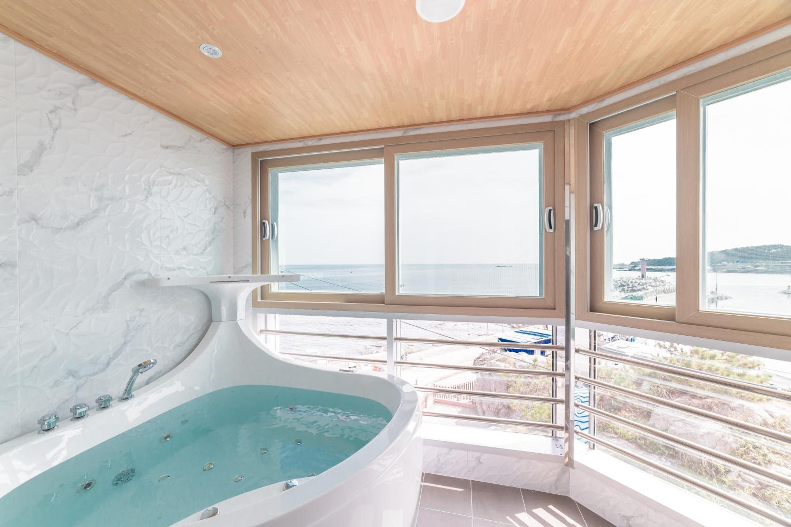Double Room - Photo 13