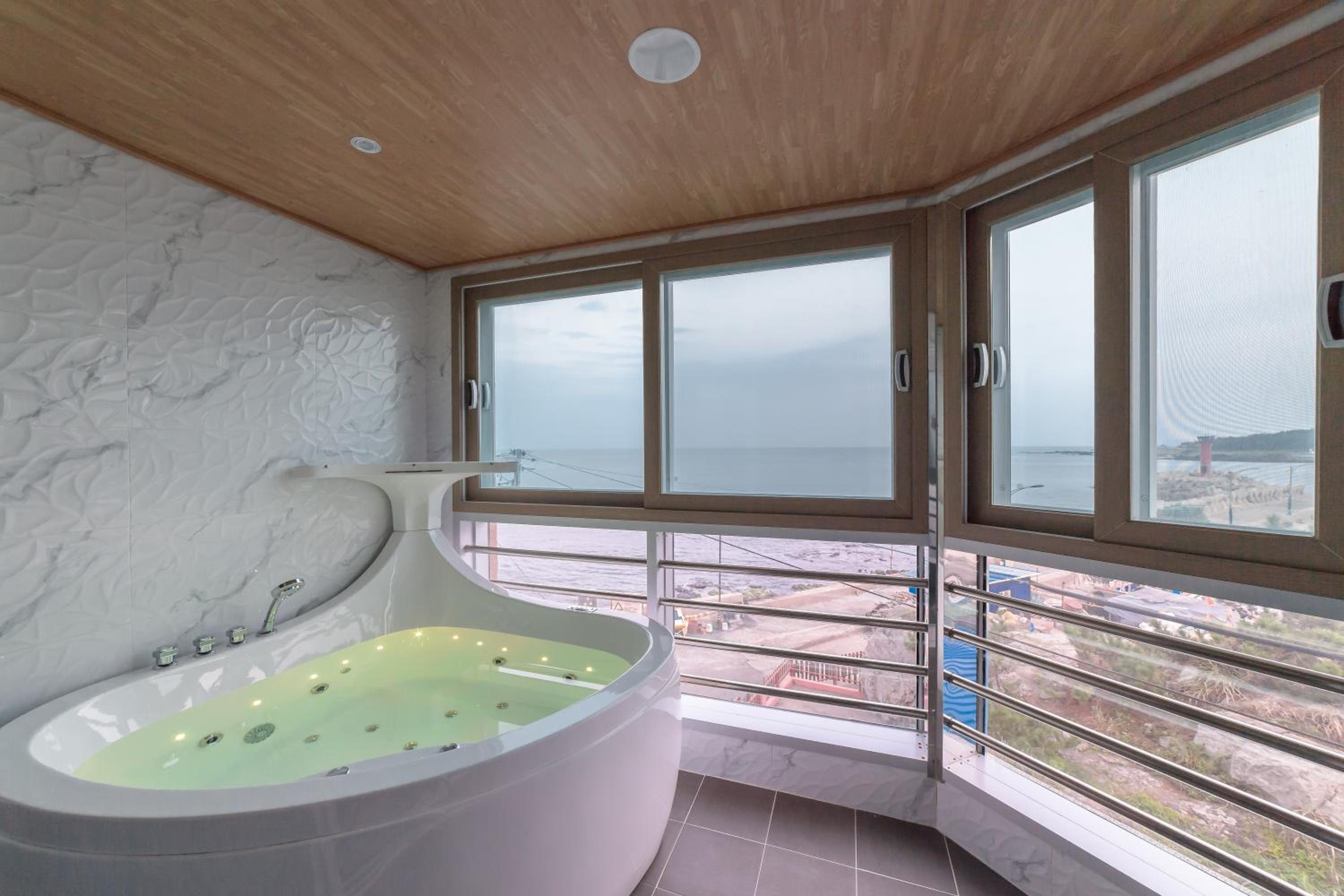 Double Room - Photo 8